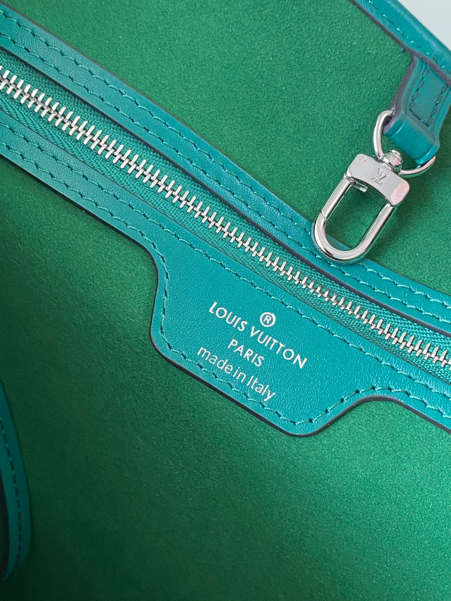 💰1320 (First-Grade Leather) Top Original M12195 Green This classic Neverfull MM handbag combines timeless design and traditional details, making it very suitable for carrying to work and other occasions. The new version is made from signature Epi leather and has adjustable elastic straps on both sides to create a tight silhouette. The interior of the bag is spacious enough to store a 13-inch laptop, and the detachable zippered storage bag can be used as a clutch or as an extra pocket to store valuables. Dimensions: 31 x 28 x 14 cm (length x height x width)