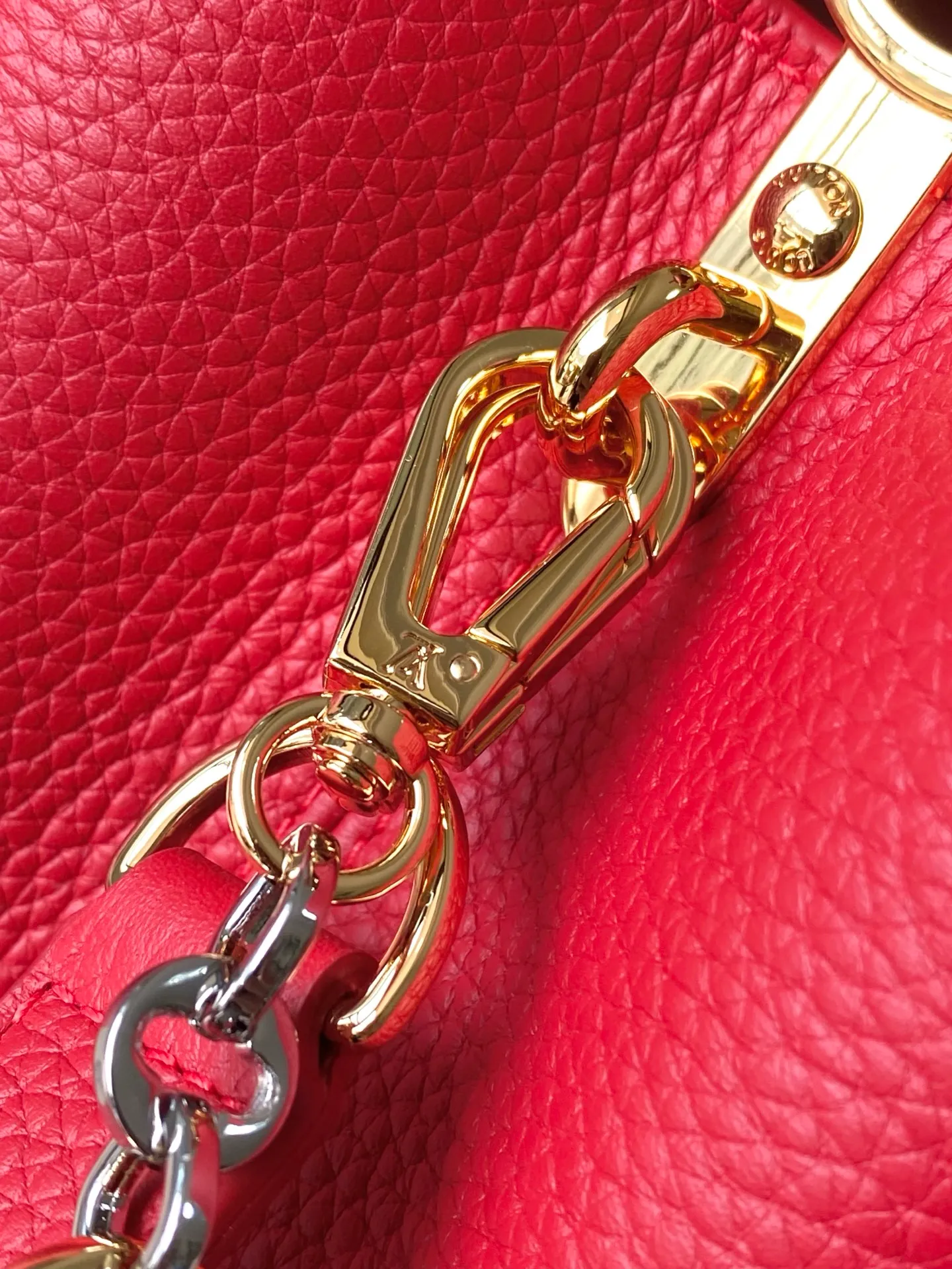💰2480 "Special Grade Original Leather" M12935 Red Medium This Capucines medium handbag is from the Chain On You series. It uses Taurillon cow leather to focus on the brand's ingenuity and sophisticated craftsmanship. The jewelry-style double-plated chain is embellished with Monogram flowers, and the rounded LV letters and metal parts add elegant touches. Whether worn cross-body, hand-carried or shoulder-carried, it can display elegant style. Dimensions: 31.5 × 20 × 11 cm