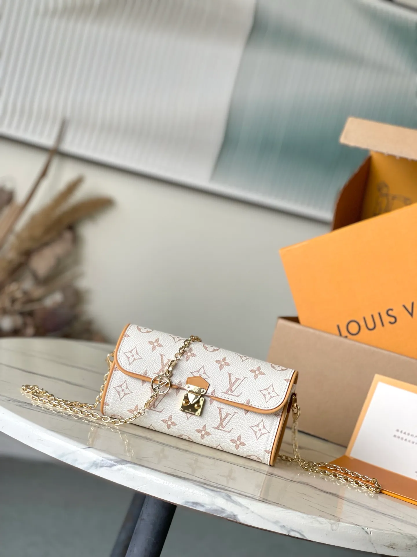 💰800 Top Original Order M26583 This Pochette Camille handbag is covered in Monogram Dune canvas, paying tribute to the original design launched by Louis Vuitton in the 2000 spring and summer show with a trendy style. The cowhide leather trim is infused with elegant touches, and the detachable chain complements the dazzling S-Lock buckle. It can be worn cross-body, shoulder or hand-held. Dimensions: 20.5 × 11 × 6 cm