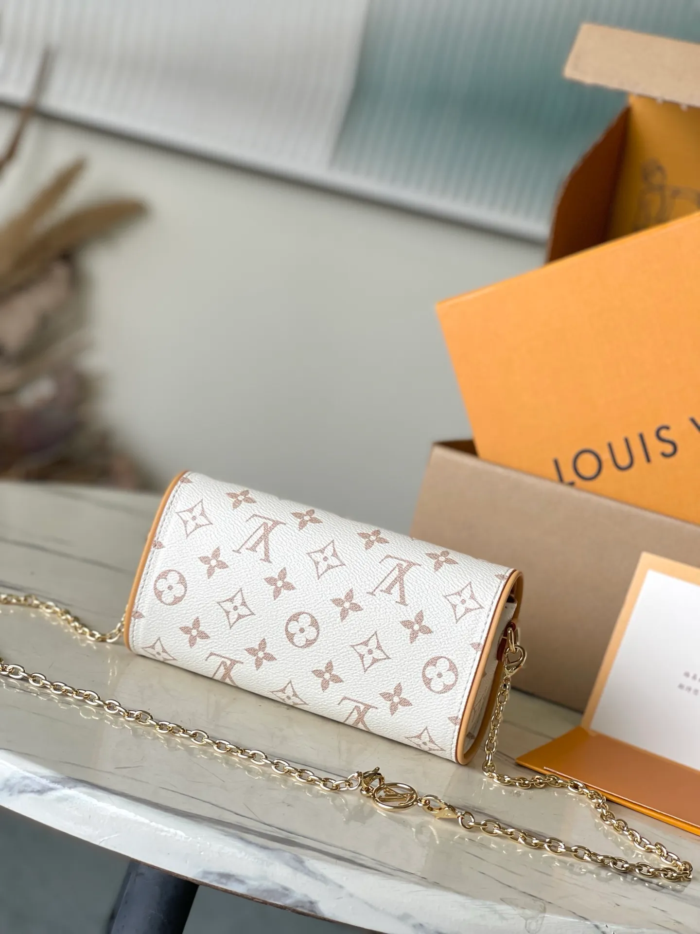 💰800 Top Original Order M26583 This Pochette Camille handbag is covered in Monogram Dune canvas, paying tribute to the original design launched by Louis Vuitton in the 2000 spring and summer show with a trendy style. The cowhide leather trim is infused with elegant touches, and the detachable chain complements the dazzling S-Lock buckle. It can be worn cross-body, shoulder or hand-held. Dimensions: 20.5 × 11 × 6 cm