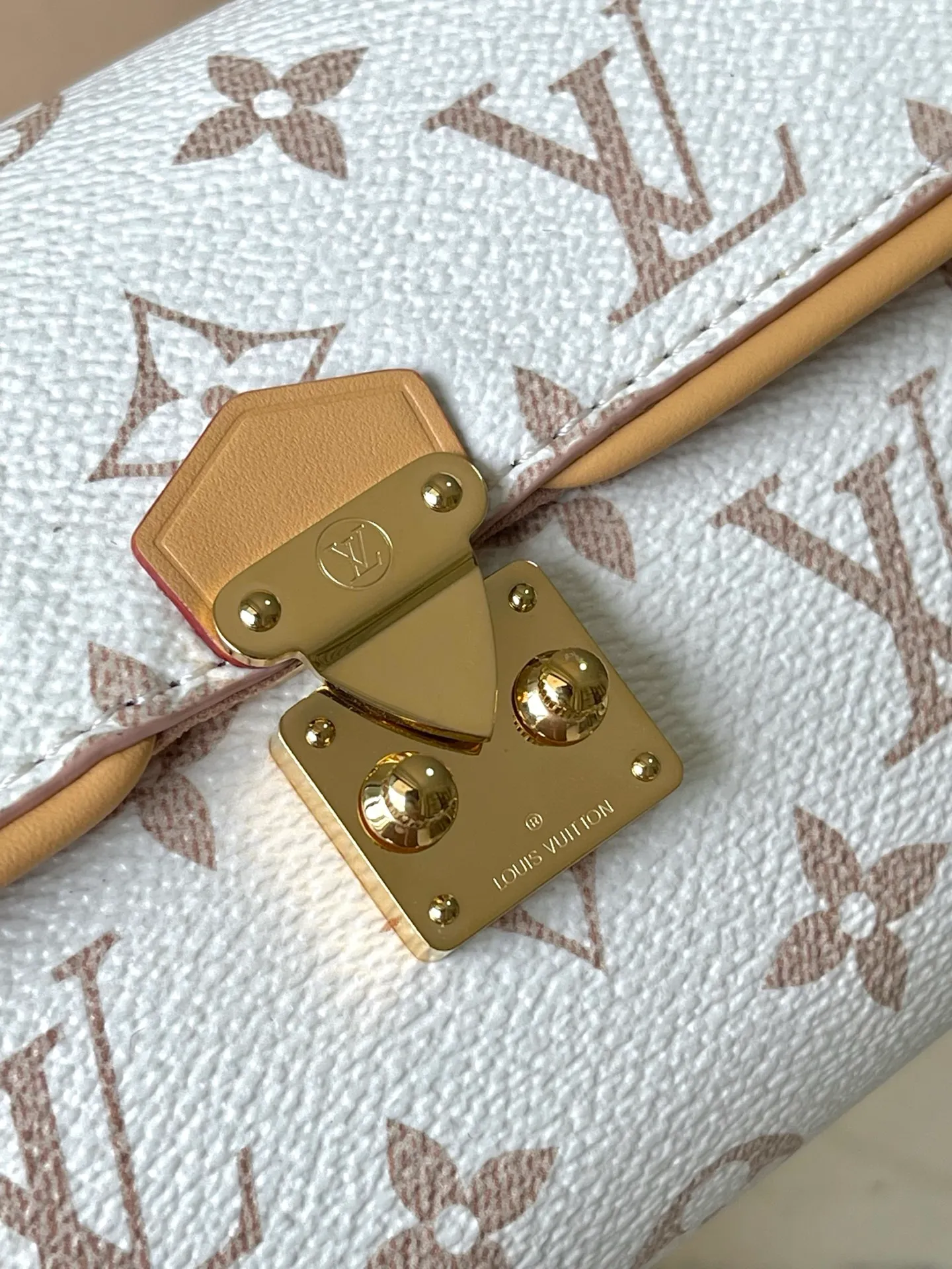 💰800 Top Original Order M26583 This Pochette Camille handbag is covered in Monogram Dune canvas, paying tribute to the original design launched by Louis Vuitton in the 2000 spring and summer show with a trendy style. The cowhide leather trim is infused with elegant touches, and the detachable chain complements the dazzling S-Lock buckle. It can be worn cross-body, shoulder or hand-held. Dimensions: 20.5 × 11 × 6 cm