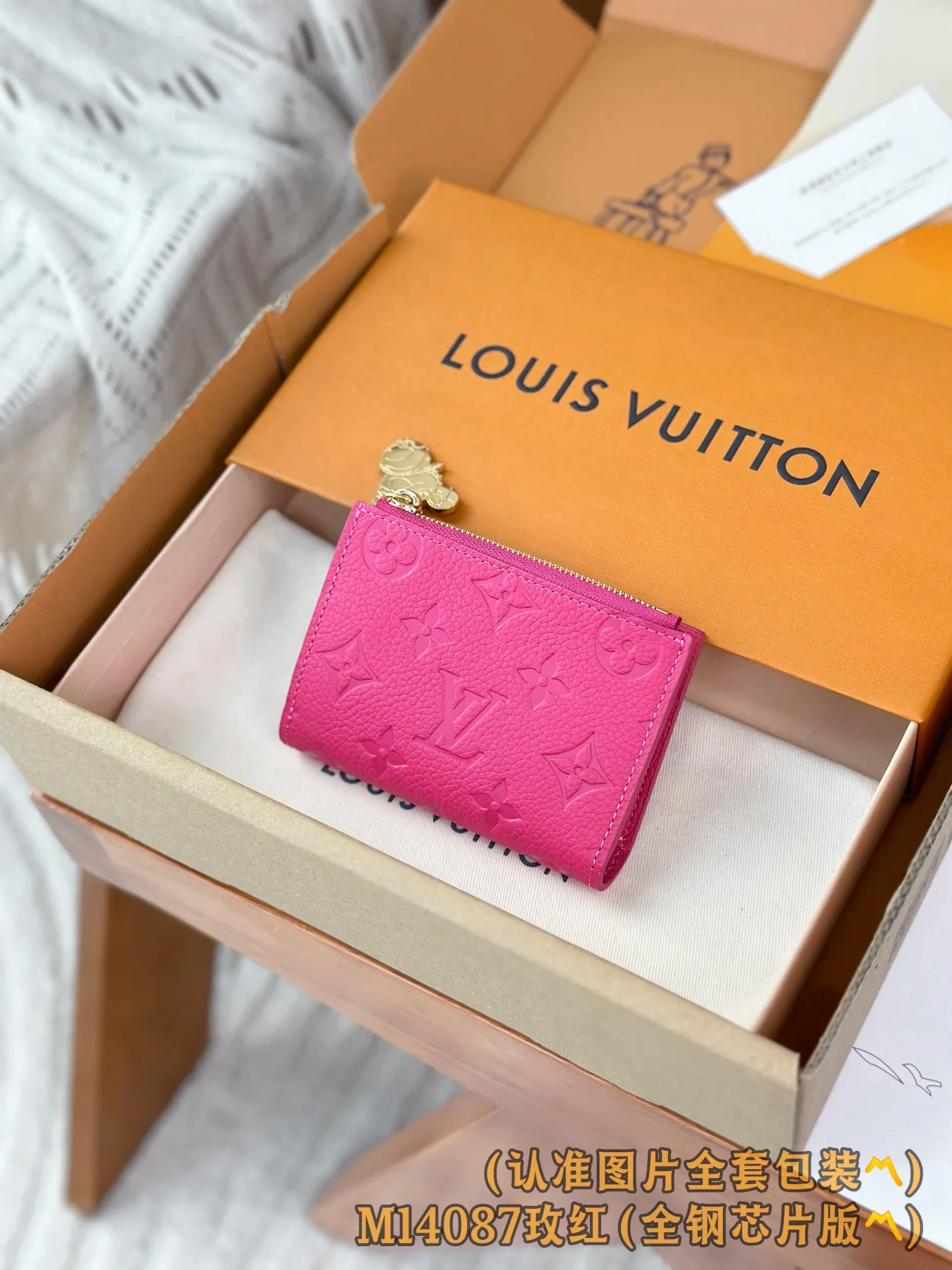 💰720 [Authentic Grade] [Special Grade MB High Elastic Fabric] M14087 Rose Red (〽️A Grade Full Steel Version〽️) Personalized Customization! Transcoding chip, LV x TM Lisa money, this daily essential Lisa wallet is compact and practical in design, with a zippered coin purse, a banknote compartment and multiple business card compartments. The style uses the brand's elegant Monogram Empreinte leather with the new fresh colors of the Louis Vuitton x Murakami series, and the colorful Monogram pattern adds perfect embellishment to the inner layer. The wallet is embellished with a gold panda-shaped zipper puller, giving the zipper a lively and unique personality.  9 x 11.5 x 1.5 cm (length x height x width)