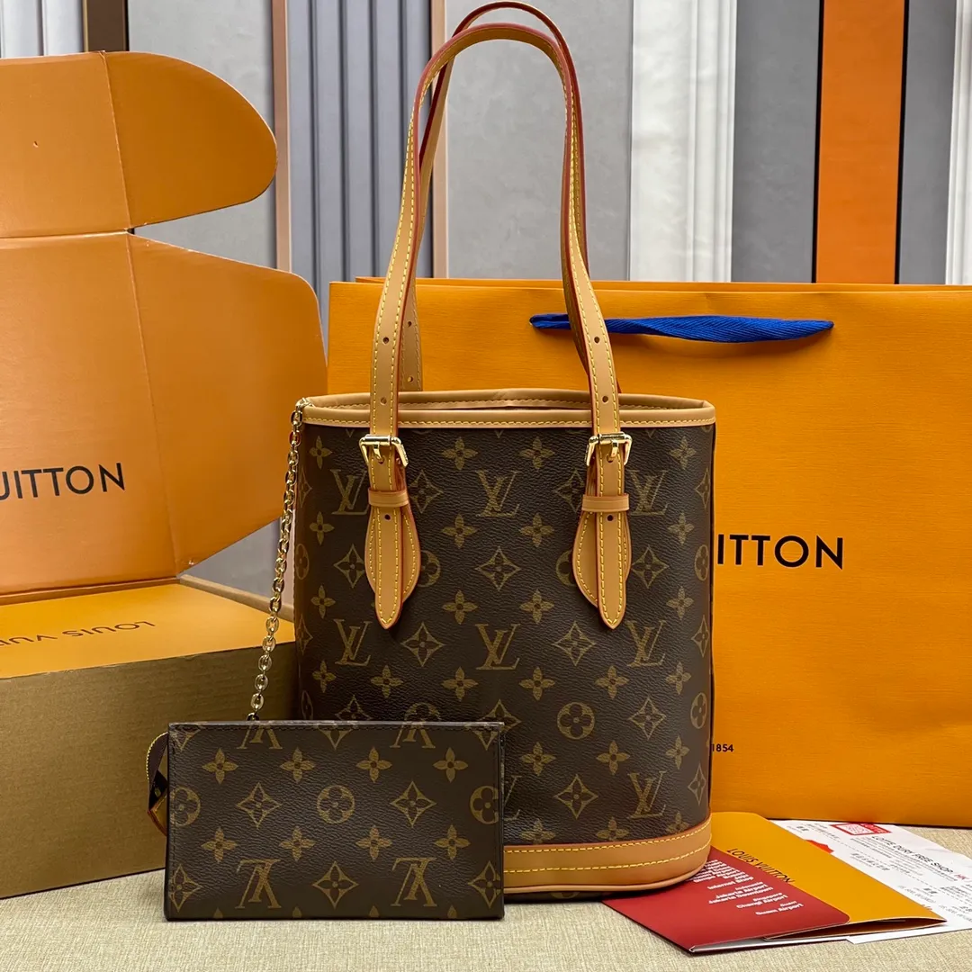 [Upgraded Version] P500💰Upgraded Version L Home Second-hand Bucket Bag Presbyopia Bucket The classic yellow leather is eye-catching 〰️ Comes with a full set of packaging Search🔍Lv Bucket Bag LV second-hand small bucket must be the first choice in the list. I have always wanted to enter the middle-aged bag. This bag can be used with eyes closed. It is versatile and durable. The capacity is very good. It can hold all mobile phone power bank, sunscreen and sun umbrella. It is definitely a very frequently used bag in the bag. Size 23*30