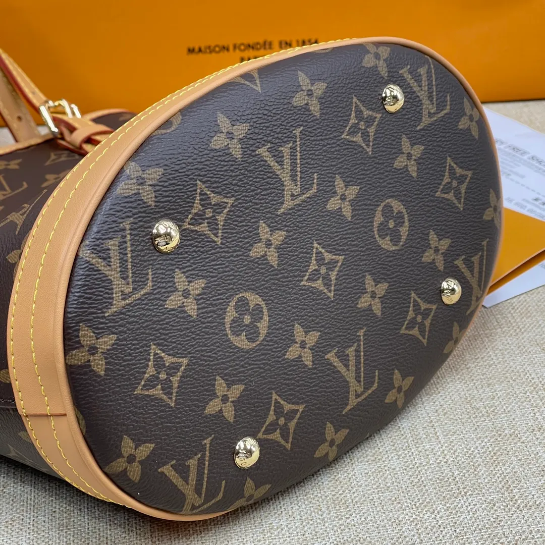 [Upgraded Version] P500💰Upgraded Version L Home Second-hand Bucket Bag Presbyopia Bucket The classic yellow leather is eye-catching 〰️ Comes with a full set of packaging Search🔍Lv Bucket Bag LV second-hand small bucket must be the first choice in the list. I have always wanted to enter the middle-aged bag. This bag can be used with eyes closed. It is versatile and durable. The capacity is very good. It can hold all mobile phone power bank, sunscreen and sun umbrella. It is definitely a very frequently used bag in the bag. Size 23*30