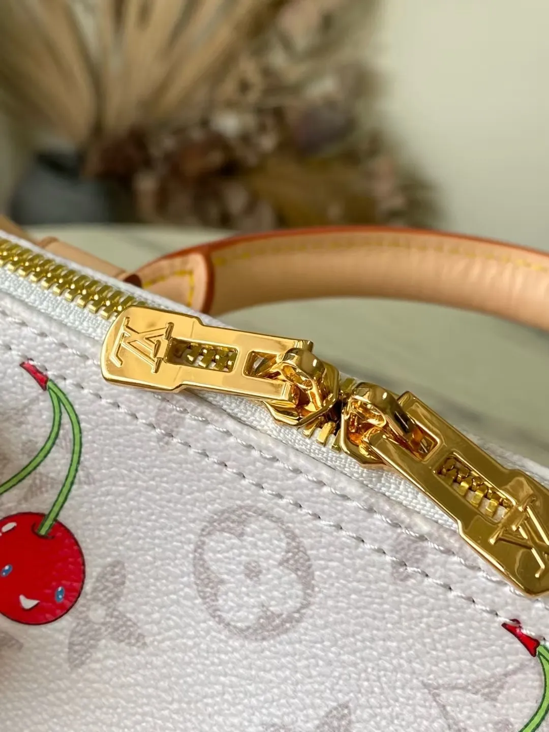 💰1180 Top original order M14238 This SpeedySoft30 handbag meets the personalized aesthetics of the Louis Vuitton×Takashi Murakami replica series. Monogram coated canvas chooses sober colors this time to highlight the passionate cherry pattern painted by Japanese artists. Denim fabric constructs the inner layer, the Toron top handle and the detachable Toron shoulder strap are both made of leather, and the bow-shaped key bag is rich in details. Dimensions: 30 × 21 × 17 cm