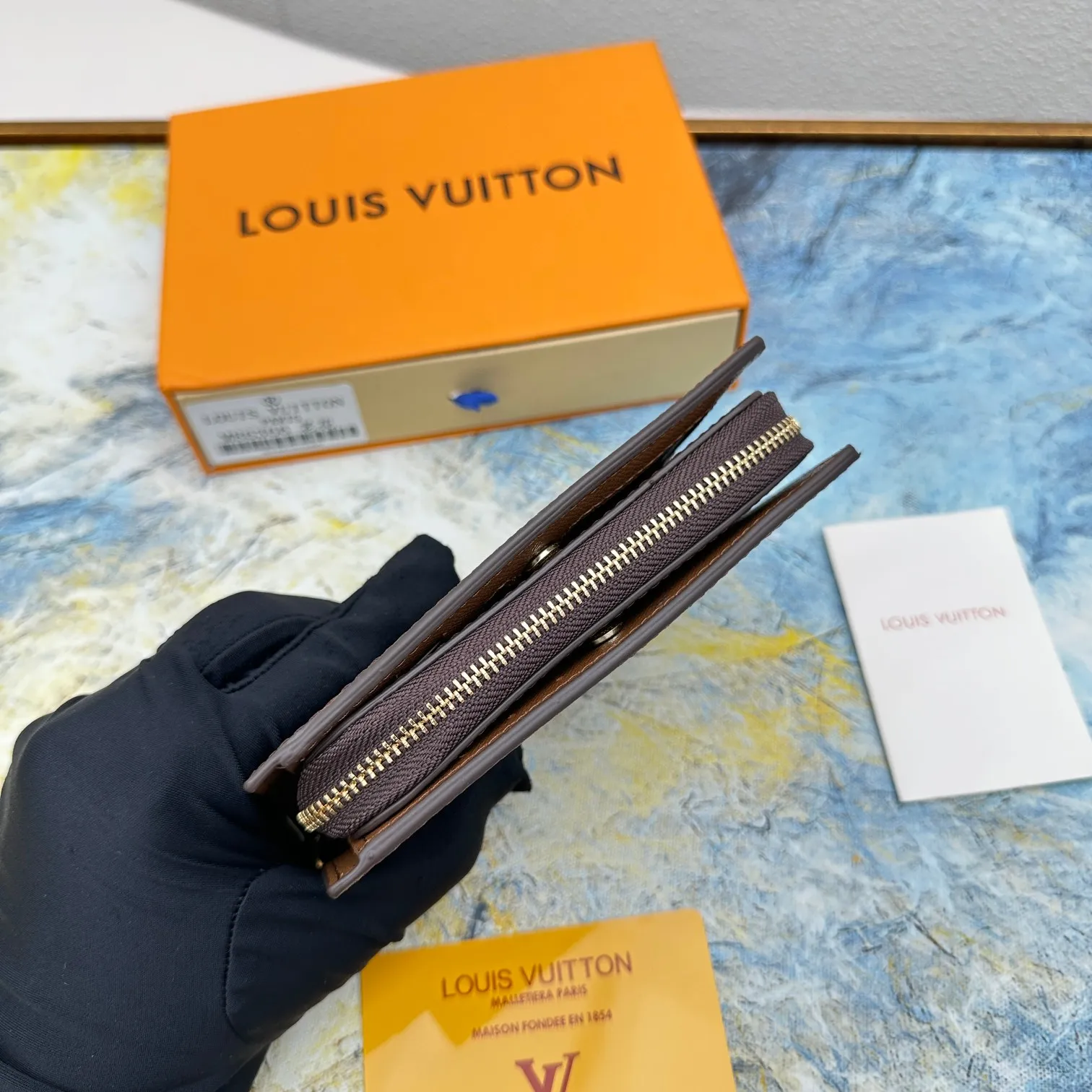 💰140 💎Top original version 🇫🇷 This multi-style plaid wallet is made of canvas and can carry credit cards, banknotes, and money. The eye-catching buckle is engraved with the Louis Vuitton signature, and the gorgeous gold-toned brass rivets add sophistication. Model: M86366 Size: 13x9cm