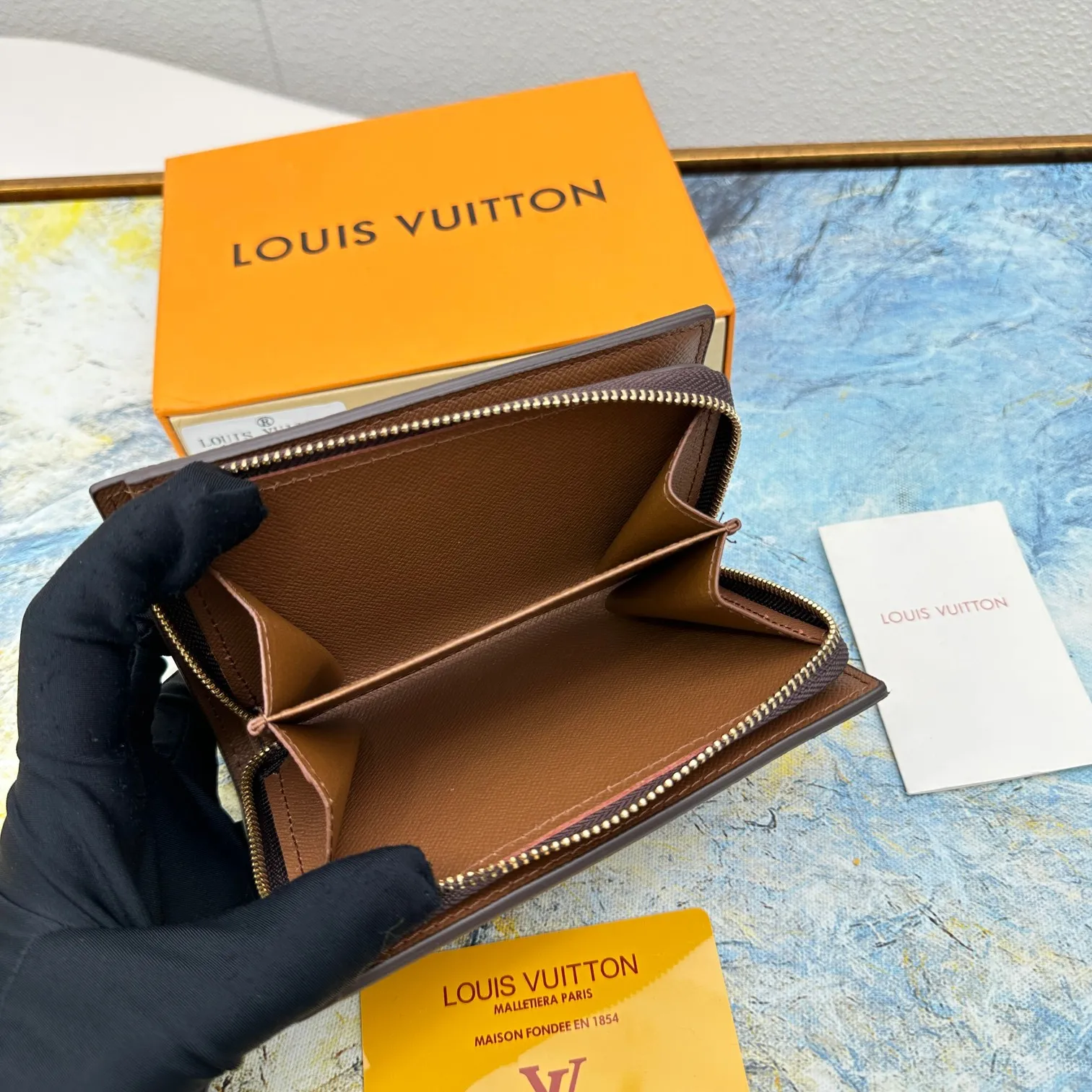 💰140 💎Top original version 🇫🇷 This multi-style plaid wallet is made of canvas and can carry credit cards, banknotes, and money. The eye-catching buckle is engraved with the Louis Vuitton signature, and the gorgeous gold-toned brass rivets add sophistication. Model: M86366 Size: 13x9cm