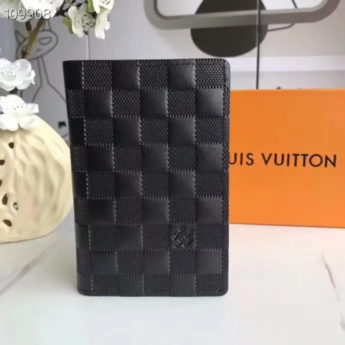 P100lv Wallet Coin Clip M60181 A must-have accessory for modern travelers, this coated canvas passport cover combines fashion and practicality. Equipped with four credit card slots and two convenient pockets for quick access to your passport. Dimensions: 10.0 x 14.0 x 2.5 cm ~