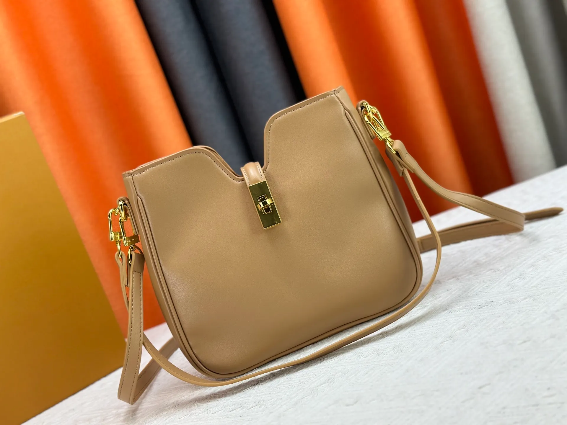 P300 small size M120693 M119563 Louis Vuitton's new style has quietly returned to the minimalist elegance. This new design has soft lines and uses the Hobo outline to outline a casual sense of calmness. This is a bag that deliberately attracts attention and captures people's hearts with its low-key and restrained charm. Internal zipper pocket Size: small 24.5x21.5x5cm large 36×29.5×7cm