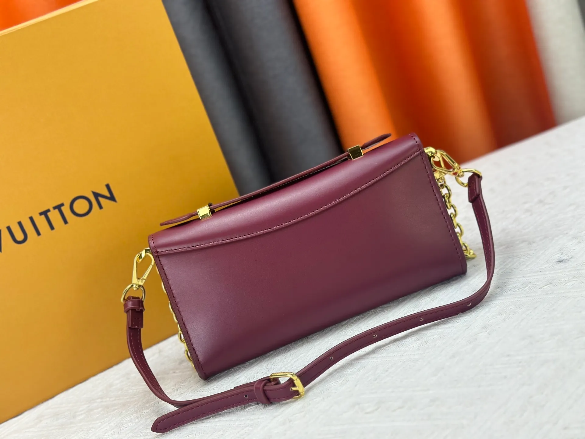 P260 M12143 black M12405 red M12265 white Wallet On Chain Capucines handbag combines exquisite craftsmanship and elegant style. It is embellished with classic LV letters in smooth leather. It is equipped with a detachable metal chain and leather shoulder strap, which can be carried by hand, shoulder or cross-body. The neat interior features Monogram floral magnet fastening, patch pockets, and card compartment.  12 x 4 x 23 cm (H x W x L) Cowhide Leather Trimming Cowhide lining Metal hardware Monogram floral magnetic closure Large main compartment Internal patch pocket with card compartment Shoulder strap: removable, adjustable Half-length strap: 43.0 cm Strap half-length adjustable to: 53.0 cm Chain: Removable Chain half-length: 22.5 cm Handle: Single handle
