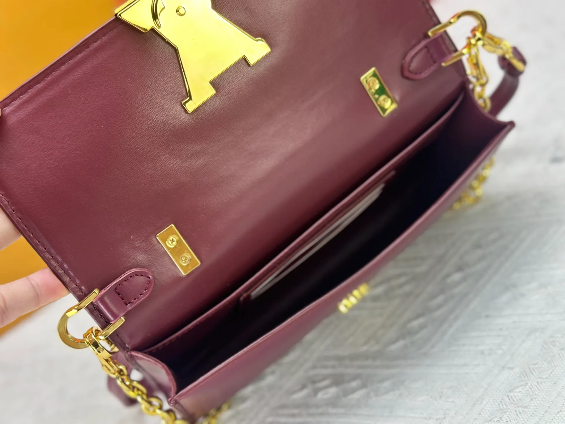 P260 M12143 black M12405 red M12265 white Wallet On Chain Capucines handbag combines exquisite craftsmanship and elegant style. It is embellished with classic LV letters in smooth leather. It is equipped with a detachable metal chain and leather shoulder strap, which can be carried by hand, shoulder or cross-body. The neat interior features Monogram floral magnet fastening, patch pockets, and card compartment.  12 x 4 x 23 cm (H x W x L) Cowhide Leather Trimming Cowhide lining Metal hardware Monogram floral magnetic closure Large main compartment Internal patch pocket with card compartment Shoulder strap: removable, adjustable Half-length strap: 43.0 cm Strap half-length adjustable to: 53.0 cm Chain: Removable Chain half-length: 22.5 cm Handle: Single handle