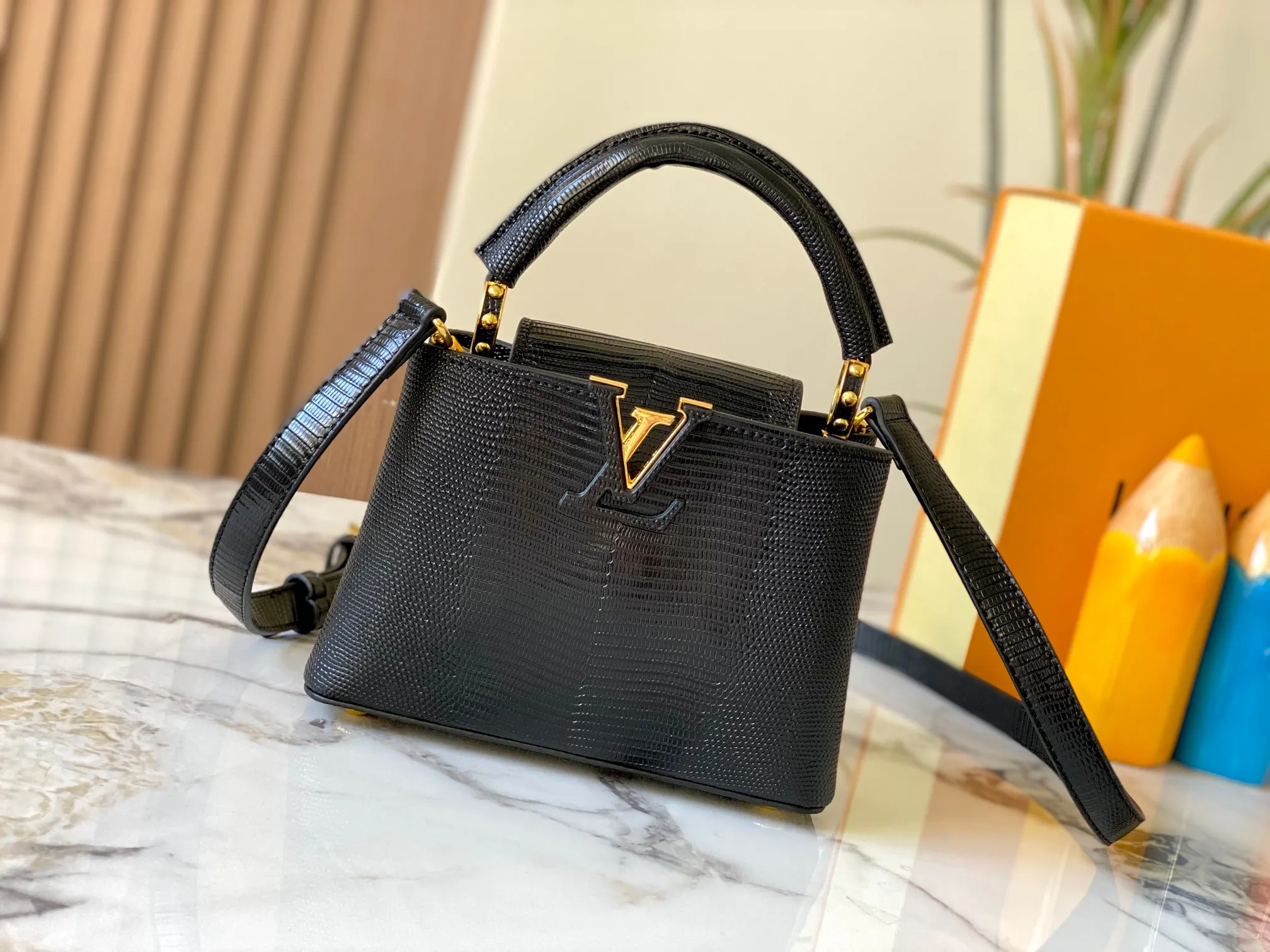 Top original P420 Guangzhou product M99527 black lizard gold buckle This Capucines mini handbag is wrapped in gorgeous lizard leather and lined with fine sheepskin, embellished with dazzling metal parts. The flip cover reads LV letters inside, and a Monogram flower blooms when turned out. Its compact size makes it a dazzling choice for evening occasions. Detailed features 21 x 14 x 8 cm (length x height x width)