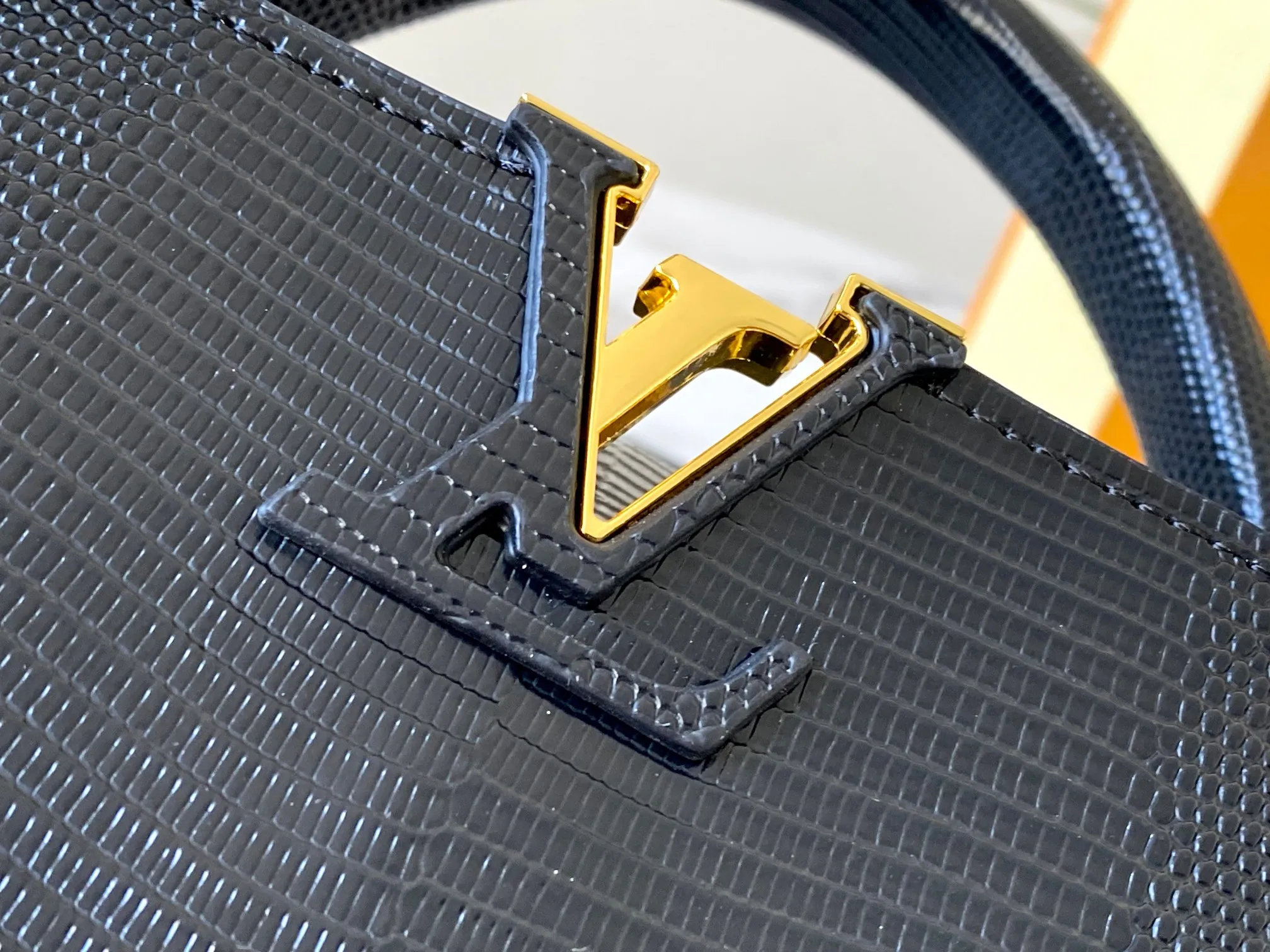 Top original P420 Guangzhou product M99527 black lizard gold buckle This Capucines mini handbag is wrapped in gorgeous lizard leather and lined with fine sheepskin, embellished with dazzling metal parts. The flip cover reads LV letters inside, and a Monogram flower blooms when turned out. Its compact size makes it a dazzling choice for evening occasions. Detailed features 21 x 14 x 8 cm (length x height x width)
