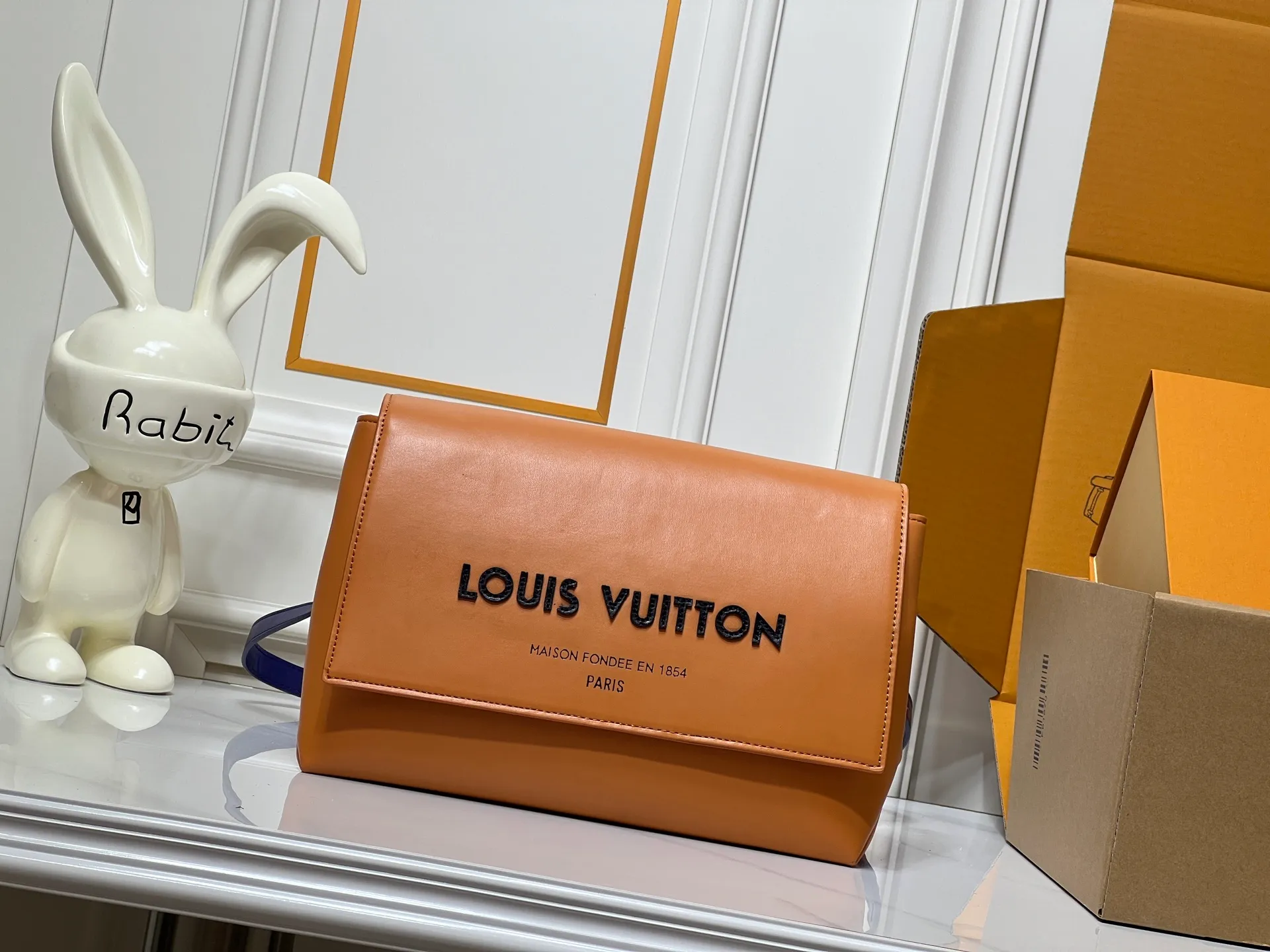 Batch 300💰M46018 Louis Vuitton's Pochette Metis embroidered messenger bag (orange style) belongs to LV's classic messenger bag series. It adopts an iconic design style and is both fashionable and practical. This orange version is particularly eye-catching and can easily become the focus of the eye in a match. Dimensions: 25x19x7 cm