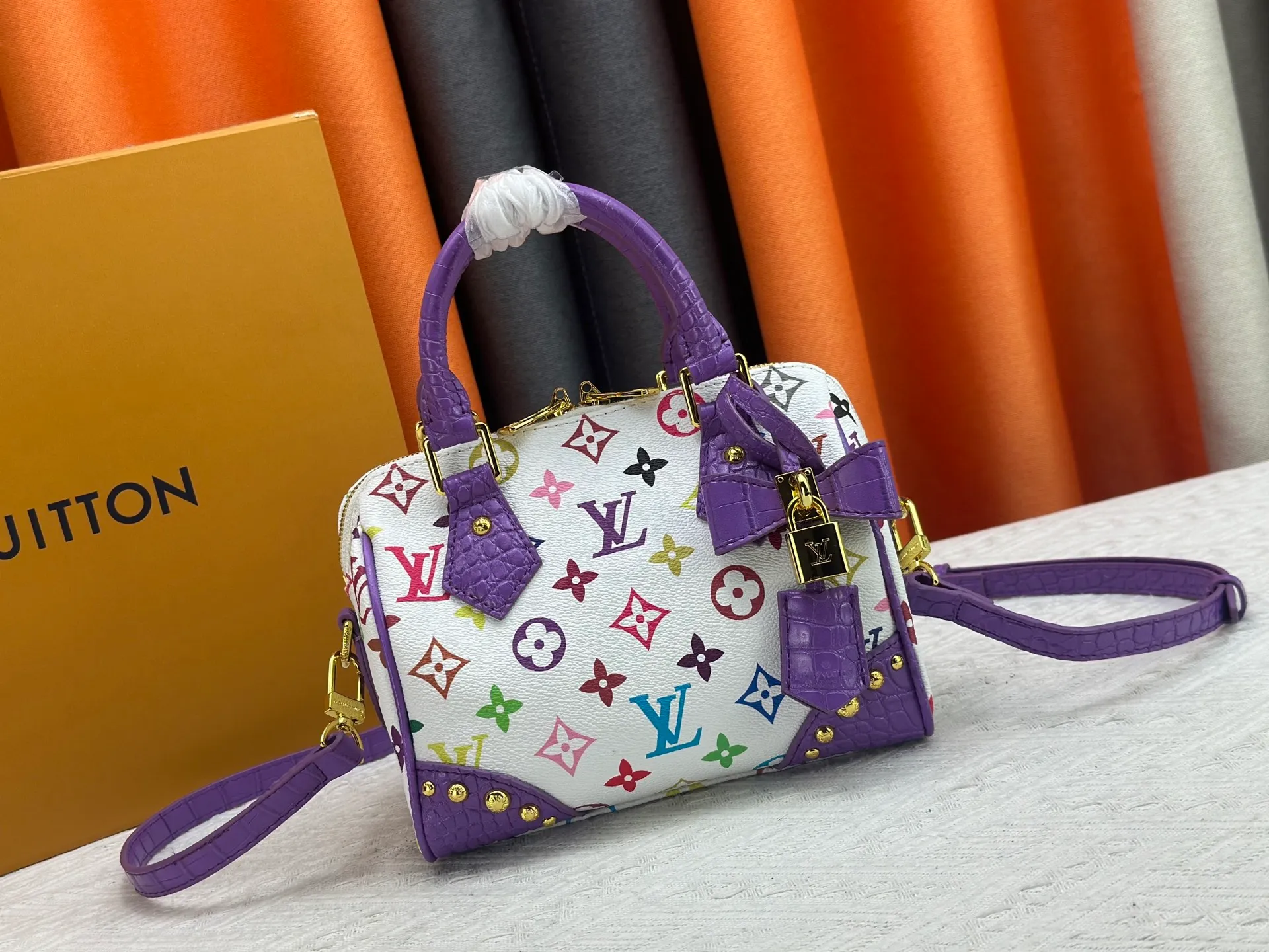 P260 Upgraded original crocodile pattern M13365 M58953 M46234 M46222 Speedy Bandoulière 20 handbag is made of soft coated canvas, and the full-length Monogram pattern is traced in colorful rainbow tones, highlighting the smart style of the Louis Vuitton x Murakami reissue series. The Toron handle and detachable shoulder strap are constructed of cow leather, the metal corners recall classic luggage elements, and the bow-shaped key bag and padlock add brand touches. Dimensions: 20.5 x 13.5 x 12.0 cm (length x height x width)