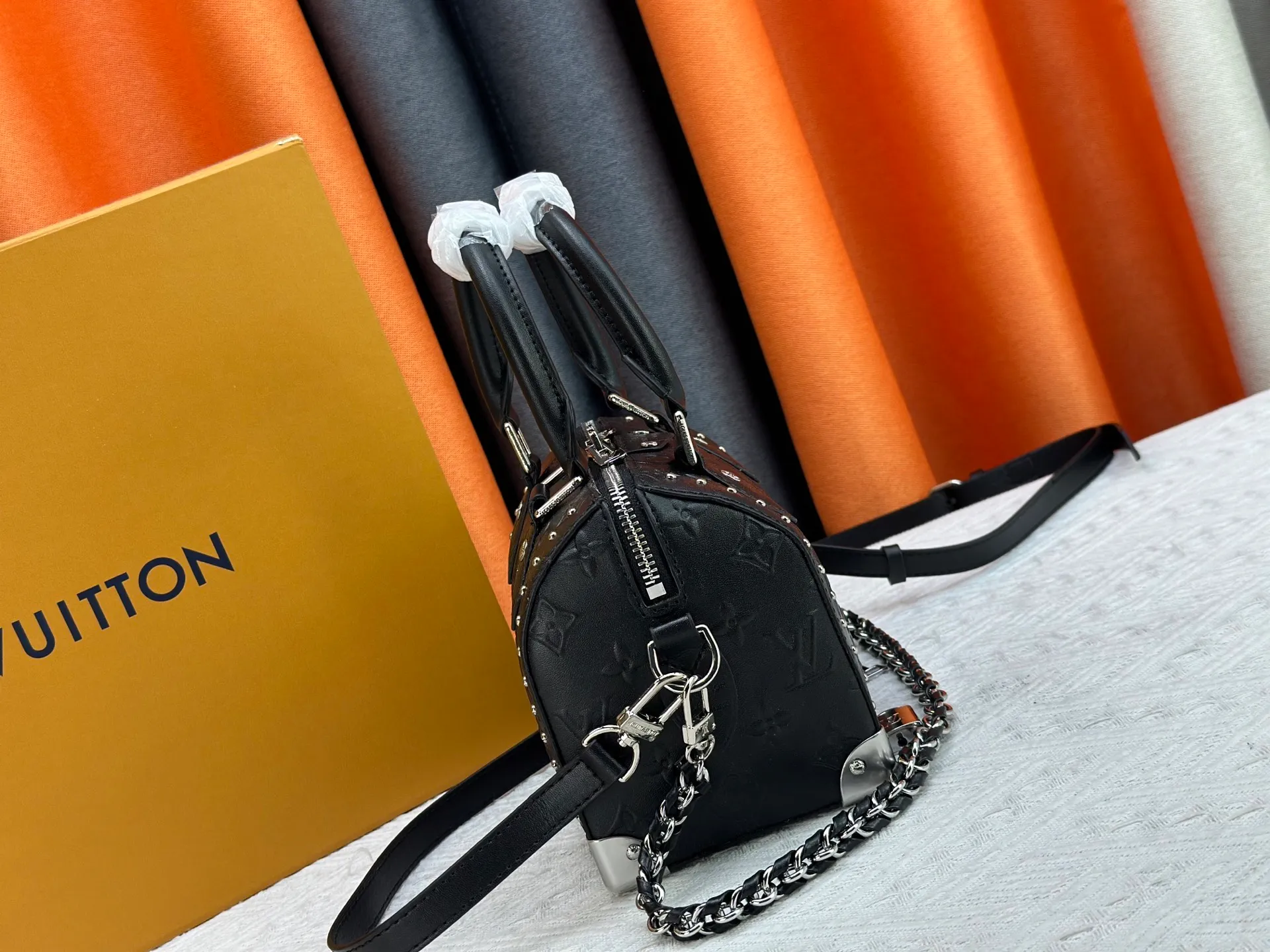 The P300 M13146 M14575 Speedy Trunk handbag reimagines the classic design with a bold concept and made an eye-catching appearance at the Louis Vuitton 2025 Cruise early spring show. Monogram canvas with Monogram Reverse trim shows Nicolas Ghesquière’s signature brushwork, and the dazzling metal hardware pays homage to the brand’s long trunk-making heritage. The shoulder strap and chain are detachable and can be worn cross-body, over the shoulder or by hand. Detailed Features 20.5x16 x11 cm (Length x Height x Width) Monogram canvas Cow leather trim Fabric lining Metal hardware Padlock Internal patch pocket Chain: Removable Chain half length: 13.0 cm Handle: Double handle