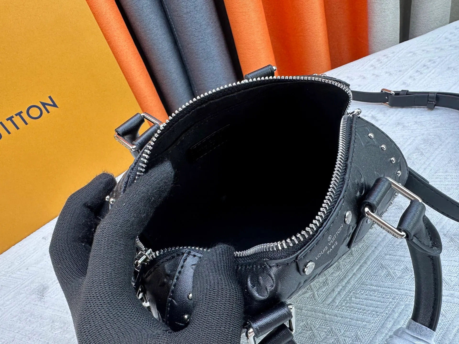 The P300 M13146 M14575 Speedy Trunk handbag reimagines the classic design with a bold concept and made an eye-catching appearance at the Louis Vuitton 2025 Cruise early spring show. Monogram canvas with Monogram Reverse trim shows Nicolas Ghesquière’s signature brushwork, and the dazzling metal hardware pays homage to the brand’s long trunk-making heritage. The shoulder strap and chain are detachable and can be worn cross-body, over the shoulder or by hand. Detailed Features 20.5x16 x11 cm (Length x Height x Width) Monogram canvas Cow leather trim Fabric lining Metal hardware Padlock Internal patch pocket Chain: Removable Chain half length: 13.0 cm Handle: Double handle