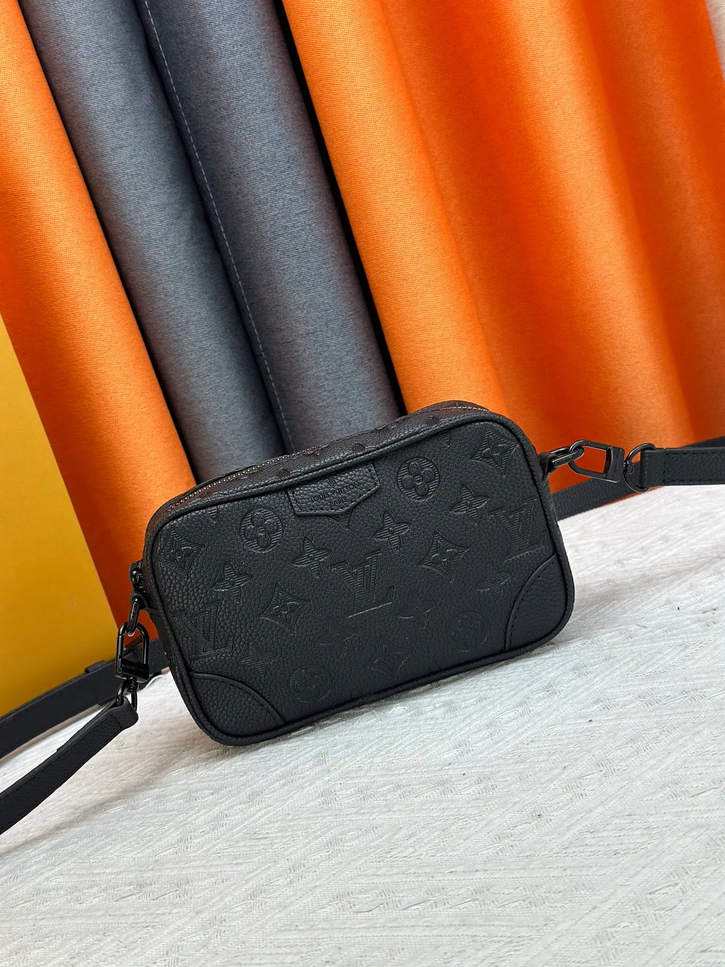 P220 Guangzhou goods M14253 M14058 M26737 M14684 The Trocadéro mini handbag is made of Monogram canvas, vintage cow leather trim and reinforced front corners. It pays tribute to Louis Vuitton's legendary history and combines retro charm with sophisticated modernity. Inspired by Louis Vuitton's cross-body bags designed in the 1980s, it features a removable and adjustable shoulder strap. 20.0 x 13.0 x 6.5 cm (length x height x width)