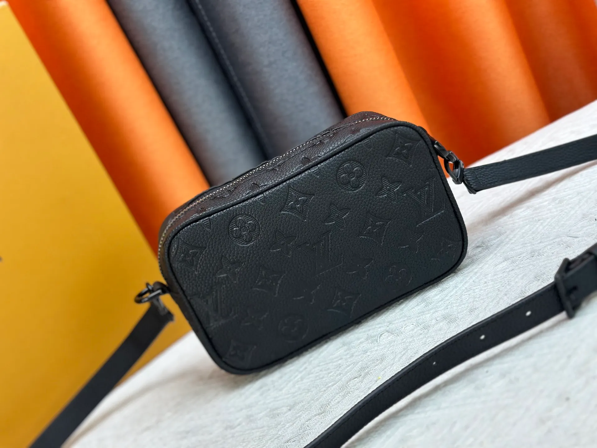 P220 Guangzhou goods M14253 M14058 M26737 M14684 The Trocadéro mini handbag is made of Monogram canvas, vintage cow leather trim and reinforced front corners. It pays tribute to Louis Vuitton's legendary history and combines retro charm with sophisticated modernity. Inspired by Louis Vuitton's cross-body bags designed in the 1980s, it features a removable and adjustable shoulder strap. 20.0 x 13.0 x 6.5 cm (length x height x width)