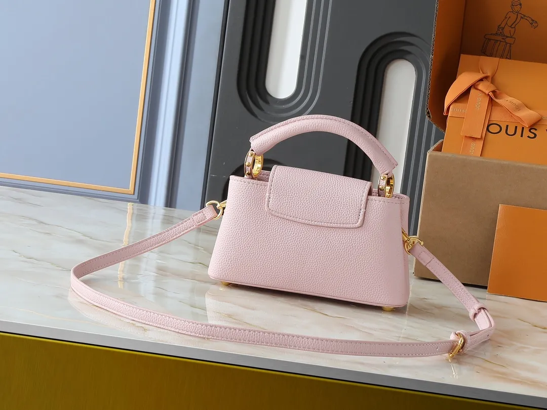 💰420💰Guangzhou goods Upgraded from the original M14381 M14970 M14393 M14972 M14971 This Harmony series launches the Capucines East West mini handbag, which uses a decorative chain to show the inspiration of the Monogram flower. Taurillon cow leather creates an exquisite structure, and the LV letters interpret the colorful brushstrokes of the Puffygram jewelry series. The flap can be folded in or out, and the inner pocket can safely store valuables. Dimensions: 22.0 x 12.0 x 8.0 cm (length x height x width)