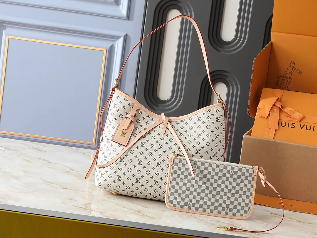 💰240💰Upgraded from the original M24141 M46288 M46293 M46277 M46298 M46203 CarryAll small handbag is made of Mono gram Empreinte embossed leather. It has a generous structure and a neat inner layer. The large inner bag adds functional elements. Comes with a Monogram embossed zipper clutch secured by a leather strap. A personal companion for urban life. Dimensions 29 x 24 x 12 cm (length x height x width)