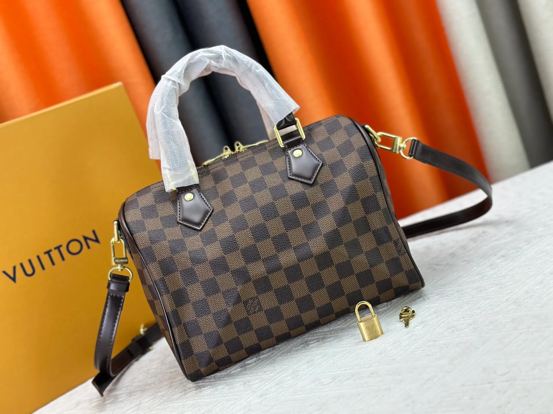 P240 P250 P260 High-definition shooting quality as shown in the picture. Good quality, full of positive reputation! Highly recommended Speedy fashion hot model, classic Monogram canvas➕imported Italian discolored yellow leather trim➕high-end original hardware➕adjustable shoulder strap lock. It feels soft, highly practical, and can be called a classic. The upper body is super elegant. Brand: LouisVuitton! Model: Small 40390/Medium 40391/Large 40392! Material: Imported original leather! Size: small size 25*19*15, medium size 30*21*17, large size 35*23*18,