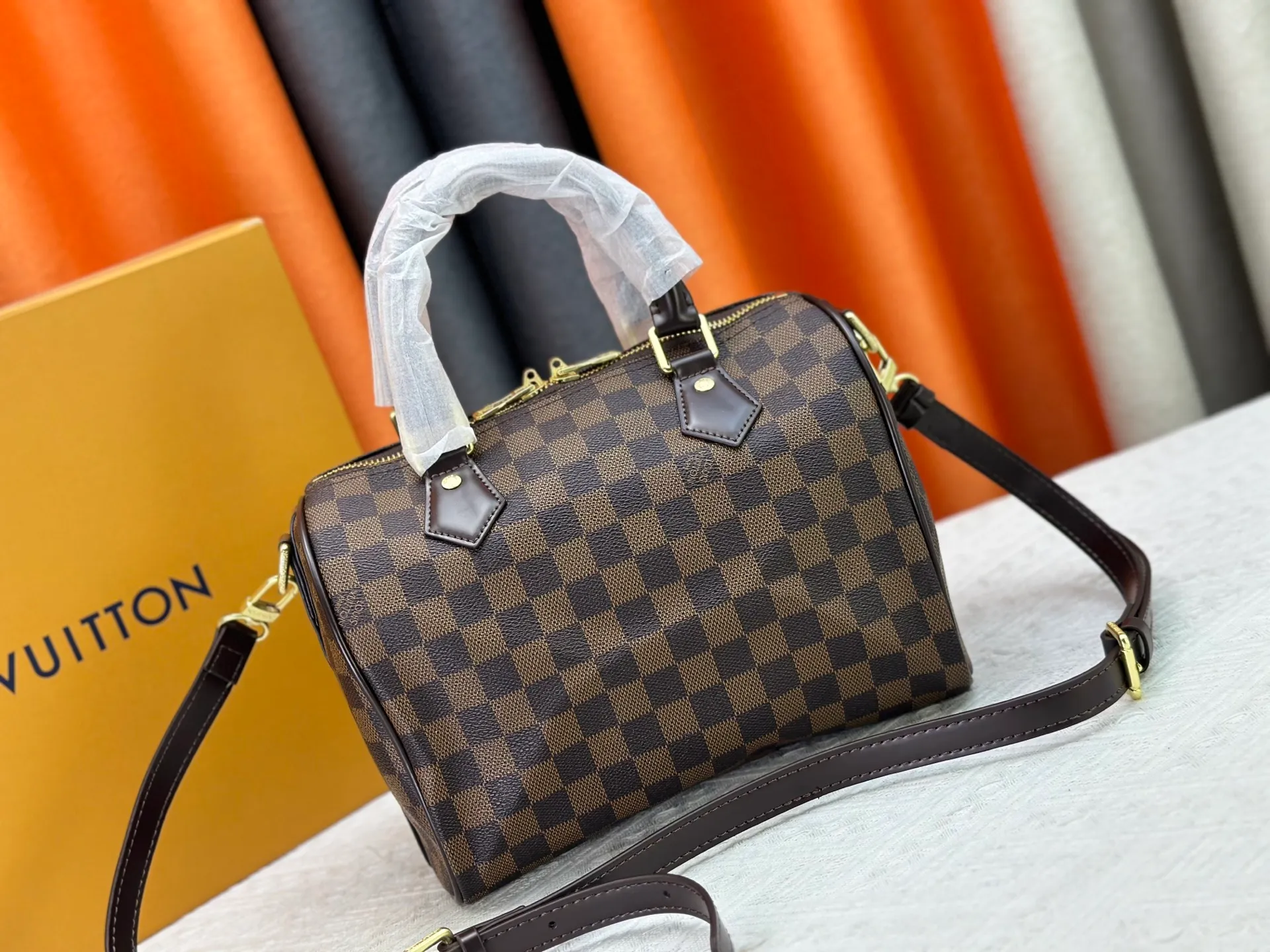 P240 P250 P260 High-definition shooting quality as shown in the picture. Good quality, full of positive reputation! Highly recommended Speedy fashion hot model, classic Monogram canvas➕imported Italian discolored yellow leather trim➕high-end original hardware➕adjustable shoulder strap lock. It feels soft, highly practical, and can be called a classic. The upper body is super elegant. Brand: LouisVuitton! Model: Small 40390/Medium 40391/Large 40392! Material: Imported original leather! Size: small size 25*19*15, medium size 30*21*17, large size 35*23*18,