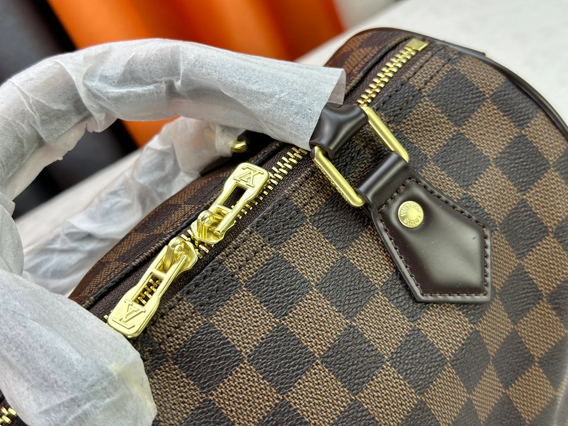 P240 P250 P260 High-definition shooting quality as shown in the picture. Good quality, full of positive reputation! Highly recommended Speedy fashion hot model, classic Monogram canvas➕imported Italian discolored yellow leather trim➕high-end original hardware➕adjustable shoulder strap lock. It feels soft, highly practical, and can be called a classic. The upper body is super elegant. Brand: LouisVuitton! Model: Small 40390/Medium 40391/Large 40392! Material: Imported original leather! Size: small size 25*19*15, medium size 30*21*17, large size 35*23*18,
