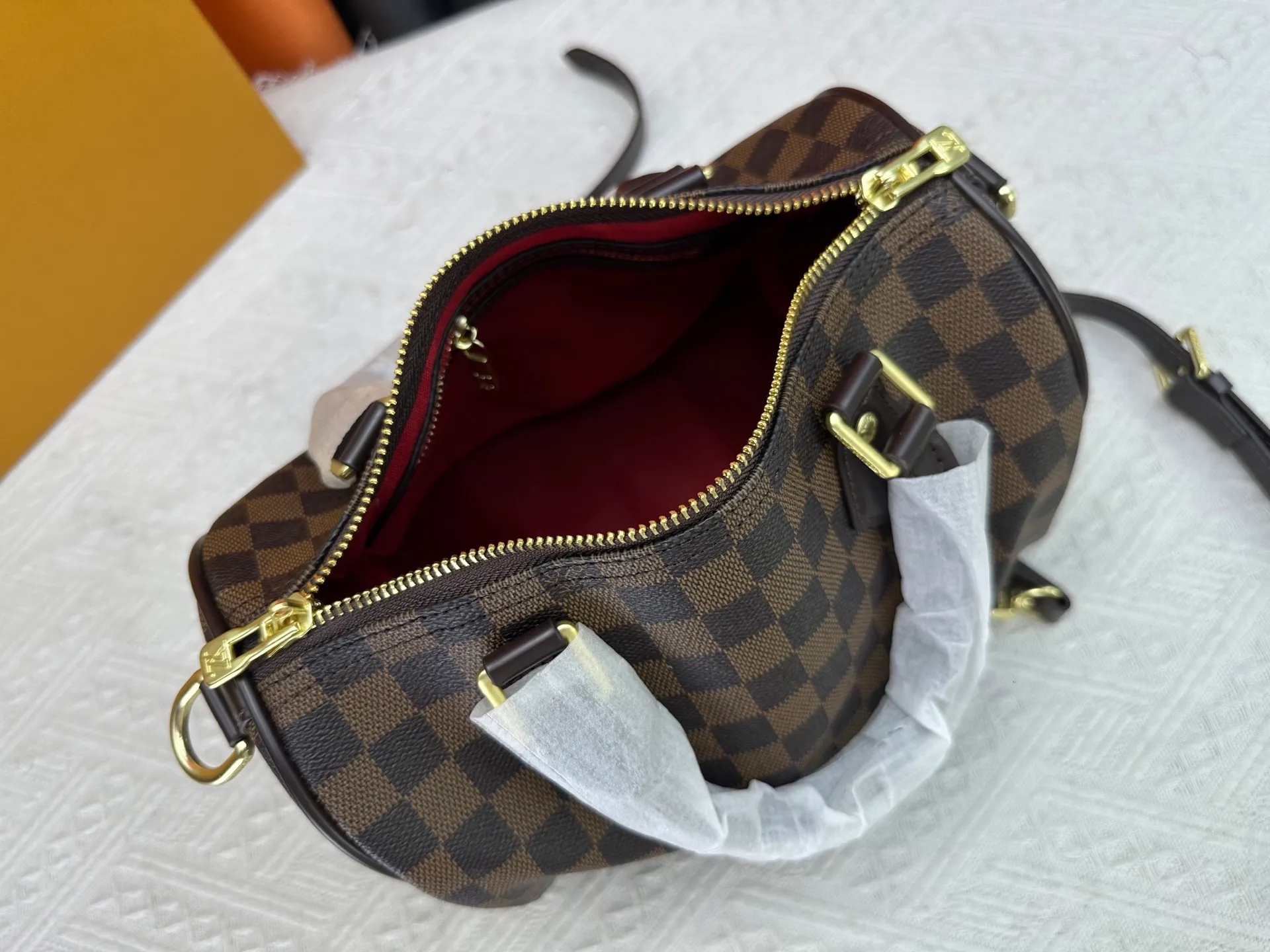 P240 P250 P260 High-definition shooting quality as shown in the picture. Good quality, full of positive reputation! Highly recommended Speedy fashion hot model, classic Monogram canvas➕imported Italian discolored yellow leather trim➕high-end original hardware➕adjustable shoulder strap lock. It feels soft, highly practical, and can be called a classic. The upper body is super elegant. Brand: LouisVuitton! Model: Small 40390/Medium 40391/Large 40392! Material: Imported original leather! Size: small size 25*19*15, medium size 30*21*17, large size 35*23*18,