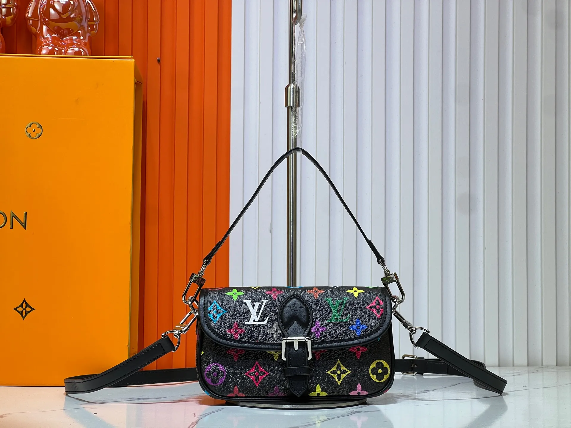 Batch 240💰Upgraded original M83566 M83300 M45985 baguette bag series new Diane handbag Diane satchel is made of Monogram Empreinte, made of the brand's iconic embossed leather. This versatile bag comes with a removable leather shoulder strap that can be worn over the shoulder or by hand, as well as a roomy removable jacquard crossbody bag with 'Louis Vuitton' printed strap. This versatile bag can be styled chic or sporty to match the overall style or mood. Dimensions: 19×10.5×6cm.