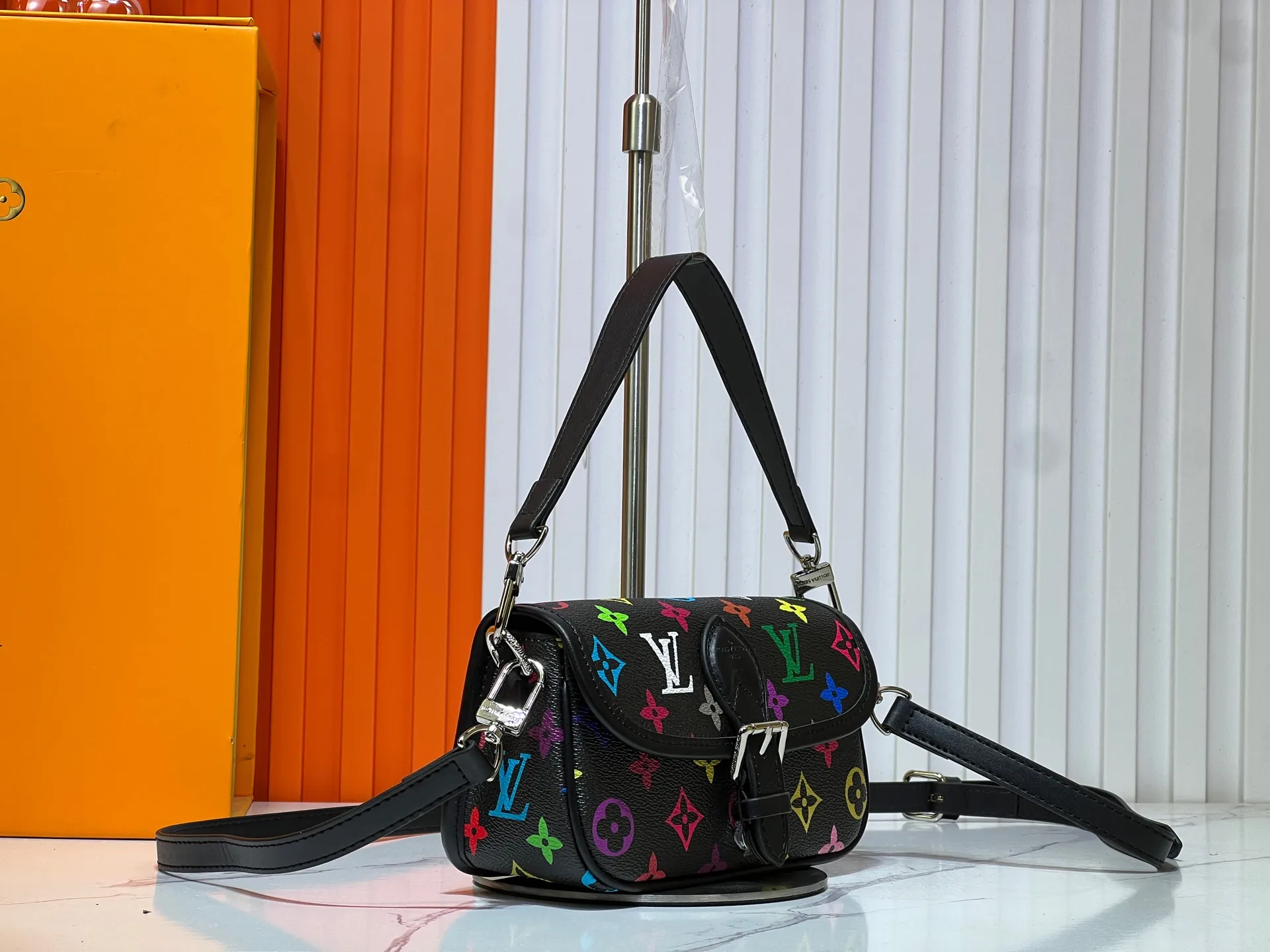 Batch 240💰Upgraded original M83566 M83300 M45985 baguette bag series new Diane handbag Diane satchel is made of Monogram Empreinte, made of the brand's iconic embossed leather. This versatile bag comes with a removable leather shoulder strap that can be worn over the shoulder or by hand, as well as a roomy removable jacquard crossbody bag with 'Louis Vuitton' printed strap. This versatile bag can be styled chic or sporty to match the overall style or mood. Dimensions: 19×10.5×6cm.