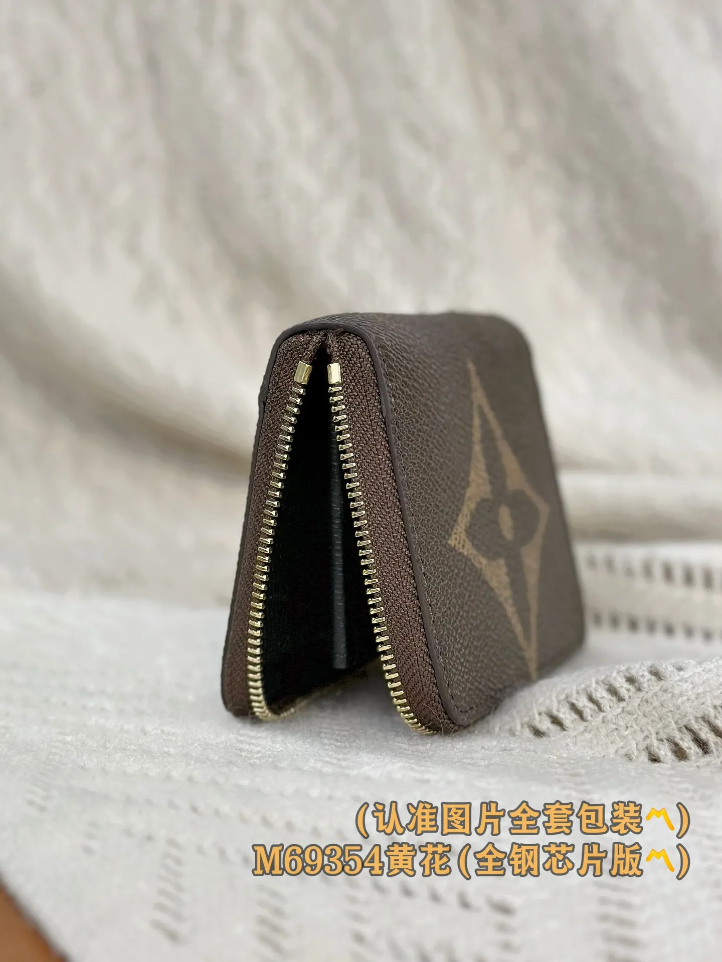 P700 [Genuine grade] [Special grade MB all-steel high-elastic fabric] M69354 (〽️A-grade all-steel version〽️) Personalized customized version! Changing code chip! ZIPPY Zipper Coin Purse, this Zippy zipper coin purse is made of the iconic Monogram canvas material and is known for its small and compact shape, which can be easily stored in a pocket or small bag and provides frequently used functions. The LV engraved zipper ensures security, and the wide opening makes it easy to access change, cards and folded bills. 11 x 8.5 x 2 cm (length x height x width).