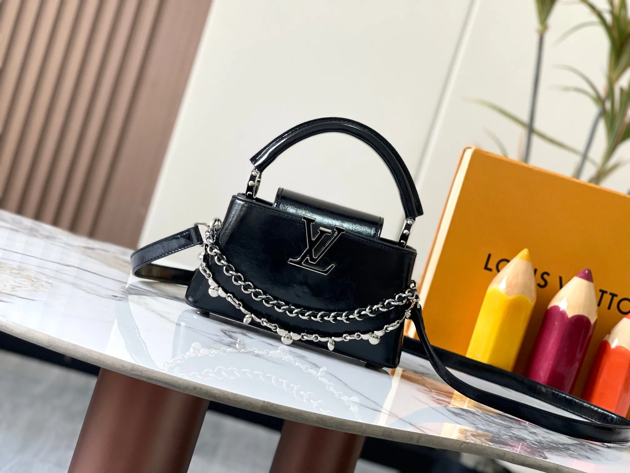 P460 [Guangzhou top quality original version] M25491 This Capucines East-West mini handbag draws color inspiration from the Louis Vuitton beauty series, subtly showing grace and grace. The pleated leather body adds an edgy feel and features a flap that can be folded in or out. The LV letters highlight the brand mark, and the shiny chain can be removed at will. Size:22*12*8cm