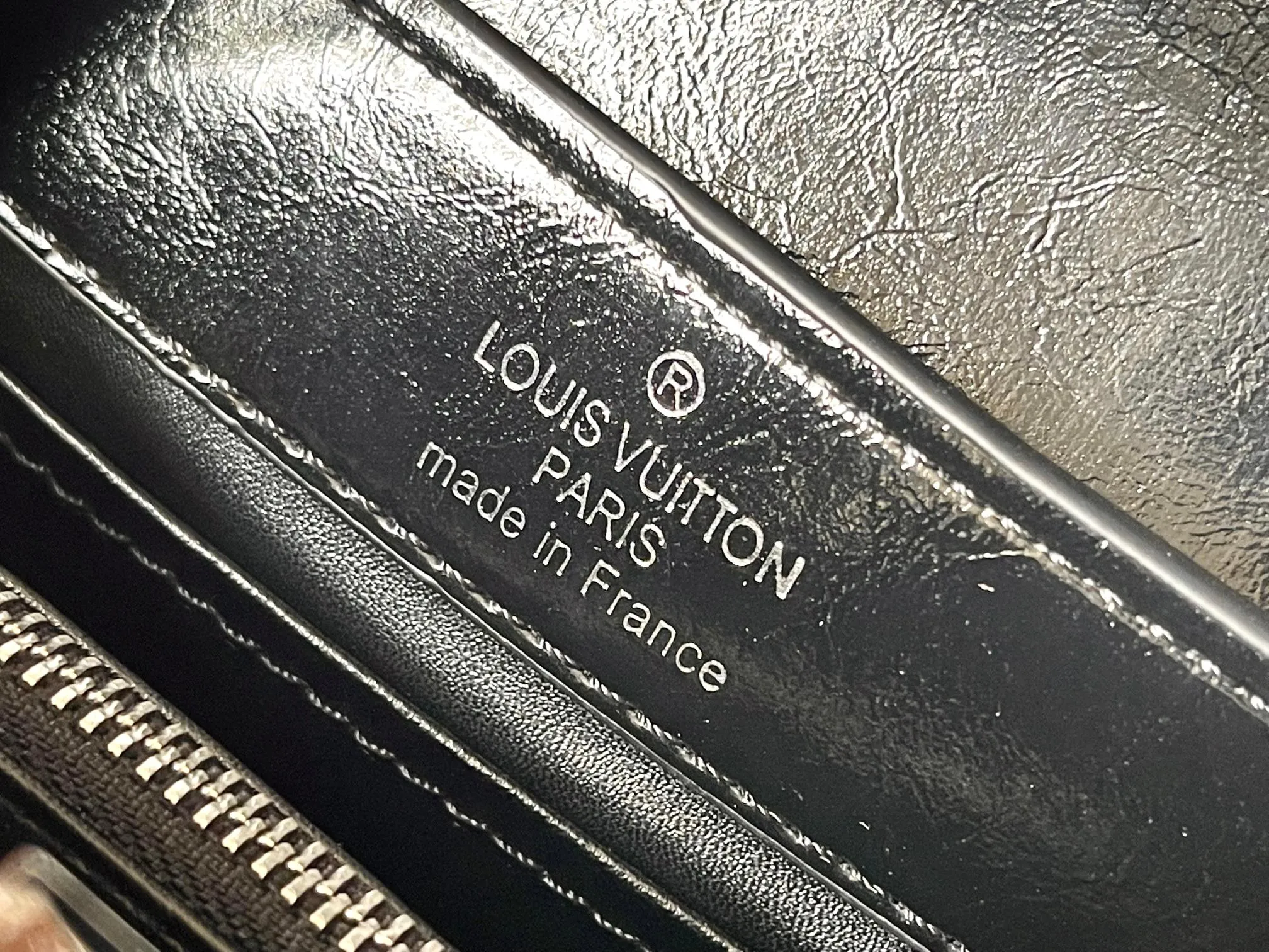 P460 [Guangzhou top quality original version] M25491 This Capucines East-West mini handbag draws color inspiration from the Louis Vuitton beauty series, subtly showing grace and grace. The pleated leather body adds an edgy feel and features a flap that can be folded in or out. The LV letters highlight the brand mark, and the shiny chain can be removed at will. Size:22*12*8cm