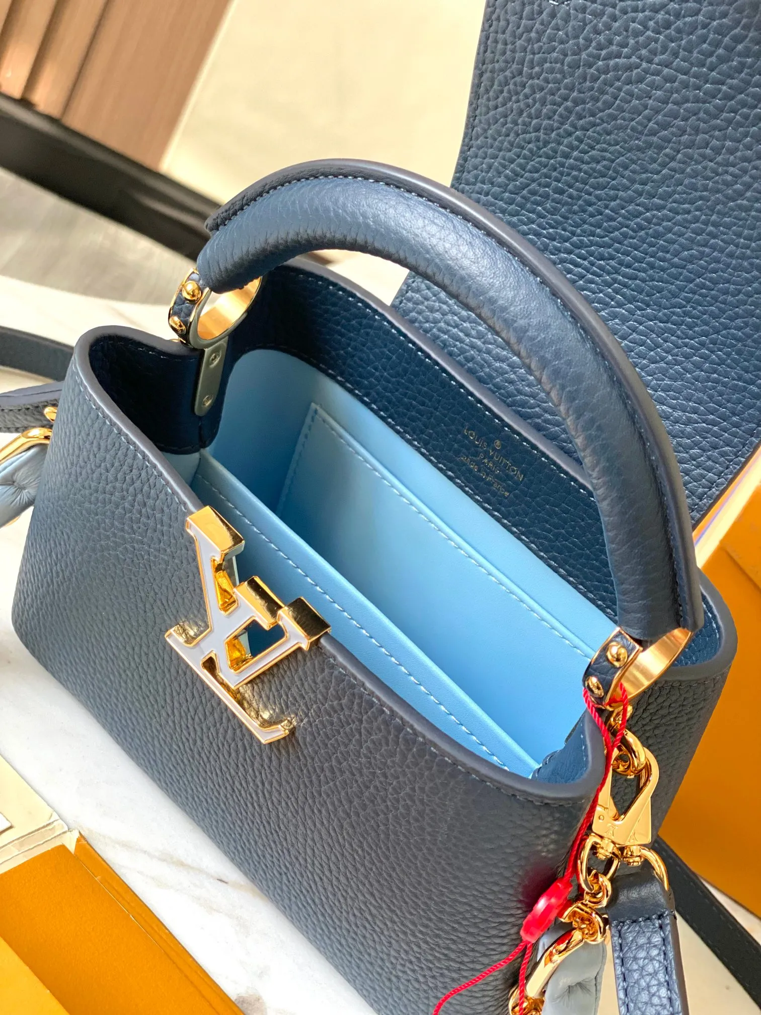 p2400 [Super high-quality original leather💋 M23288 dark blue shell upgraded hardware] This season's new Capucines handbag highlights femininity. Metal links and elegant soft cow leather are woven into a delicate chain, with enamel and Monogram flowers scattered on it. The enamel brand logo highlights the texture of jewelry and makes the handbag even more beautiful.  Dimensions: 21 x 14 x 8 cm