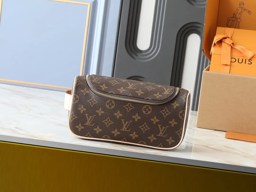 💰200💰Upgraded from the original M11510. This toiletry bag is made of Damier Graphite canvas, which has a rugged feel. The practical elastic lining keeps the bottle upright. Dimensions: 20 x 9.3 x 28 cm (height x width x length)