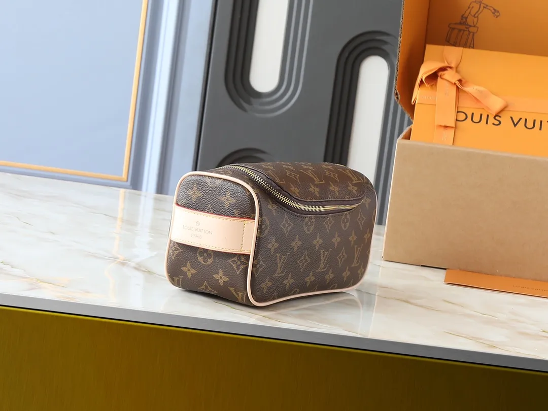 💰200💰Upgraded from the original M11510. This toiletry bag is made of Damier Graphite canvas, which has a rugged feel. The practical elastic lining keeps the bottle upright. Dimensions: 20 x 9.3 x 28 cm (height x width x length)