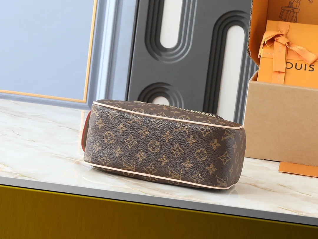 💰200💰Upgraded from the original M11510. This toiletry bag is made of Damier Graphite canvas, which has a rugged feel. The practical elastic lining keeps the bottle upright. Dimensions: 20 x 9.3 x 28 cm (height x width x length)