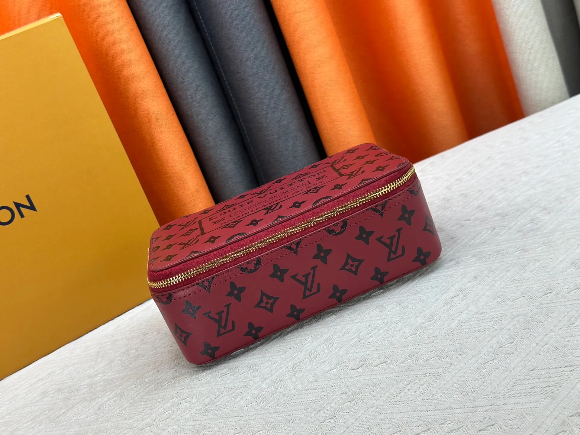 P220 upgrades the original M43690 M15193 large burgundy M25789 medium burgundy jewelry box to meet the modern style travel jewelry box. Presbyopia storage box cosmetic bag box jewelry box, elegant red microfiber lining, this exquisite and elegant Monogram treasure can safely store earrings, necklaces, bracelets and rings. The size is large 34.0×22.0×8.5, medium 22.4x14x8.5,