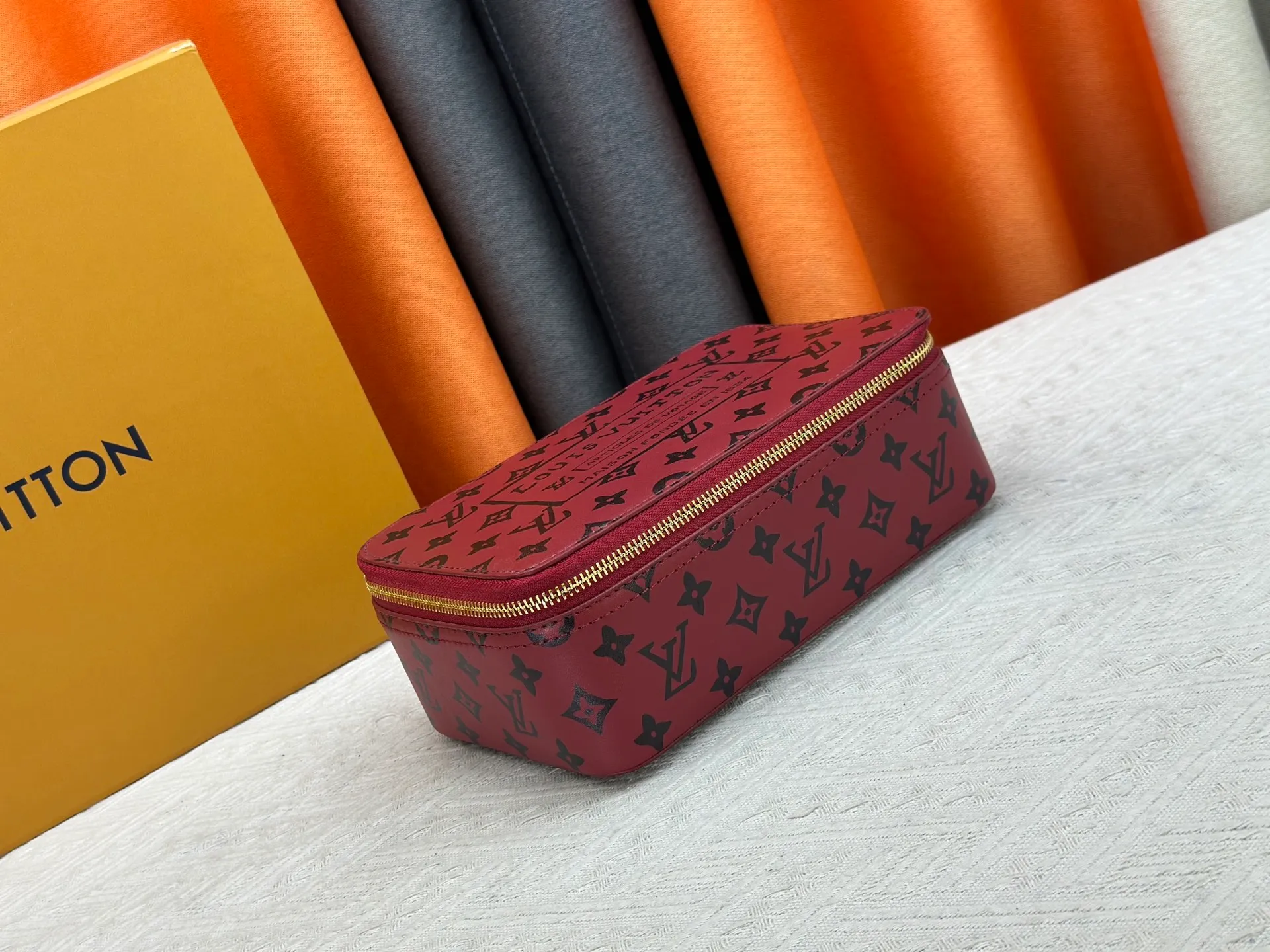 P220 upgrades the original M43690 M15193 large burgundy M25789 medium burgundy jewelry box to meet the modern style travel jewelry box. Presbyopia storage box cosmetic bag box jewelry box, elegant red microfiber lining, this exquisite and elegant Monogram treasure can safely store earrings, necklaces, bracelets and rings. The size is large 34.0×22.0×8.5, medium 22.4x14x8.5,