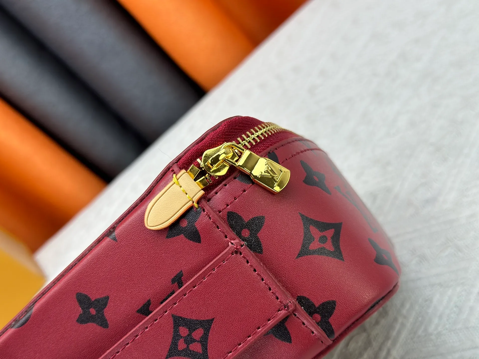 P220 upgrades the original M43690 M15193 large burgundy M25789 medium burgundy jewelry box to meet the modern style travel jewelry box. Presbyopia storage box cosmetic bag box jewelry box, elegant red microfiber lining, this exquisite and elegant Monogram treasure can safely store earrings, necklaces, bracelets and rings. The size is large 34.0×22.0×8.5, medium 22.4x14x8.5,