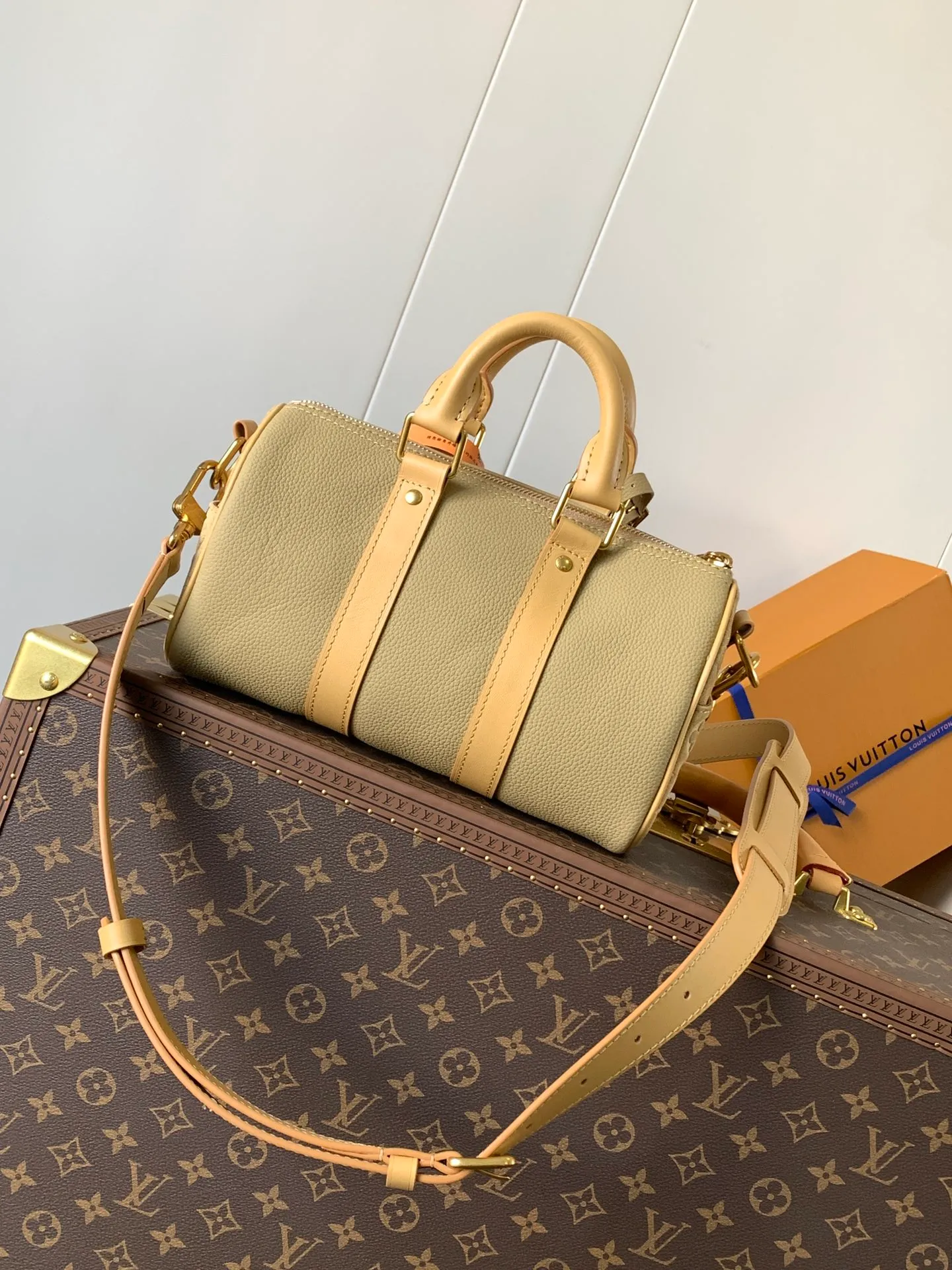💰1080 (top-grain leather) top-quality original M12627 khaki top-quality original transcoding chip [KEEPALL BANDOULIÈRE 25 Handbag] This Keepall Bandoulière 25 handbag is made of grain leather with suede details and aged-effect metal parts. The Monogram canvas outer bag is opened with a cord zipper, making it easy to access and place your belongings. Removable and adjustable leather shoulder strap provides comfortable shoulder carrying experience.  Dimensions: 15 x 11 x 25 cm.