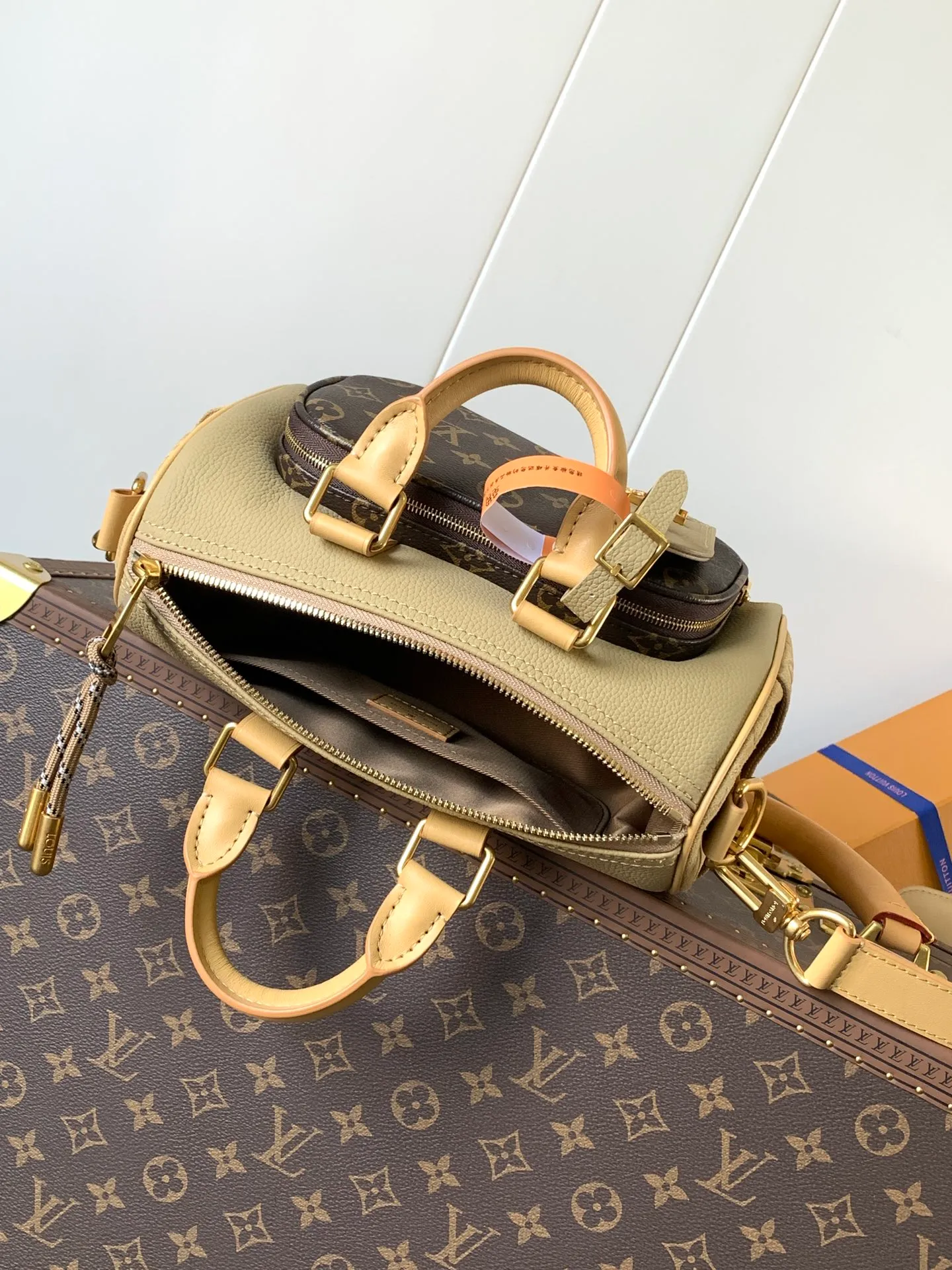 💰1080 (top-grain leather) top-quality original M12627 khaki top-quality original transcoding chip [KEEPALL BANDOULIÈRE 25 Handbag] This Keepall Bandoulière 25 handbag is made of grain leather with suede details and aged-effect metal parts. The Monogram canvas outer bag is opened with a cord zipper, making it easy to access and place your belongings. Removable and adjustable leather shoulder strap provides comfortable shoulder carrying experience.  Dimensions: 15 x 11 x 25 cm.