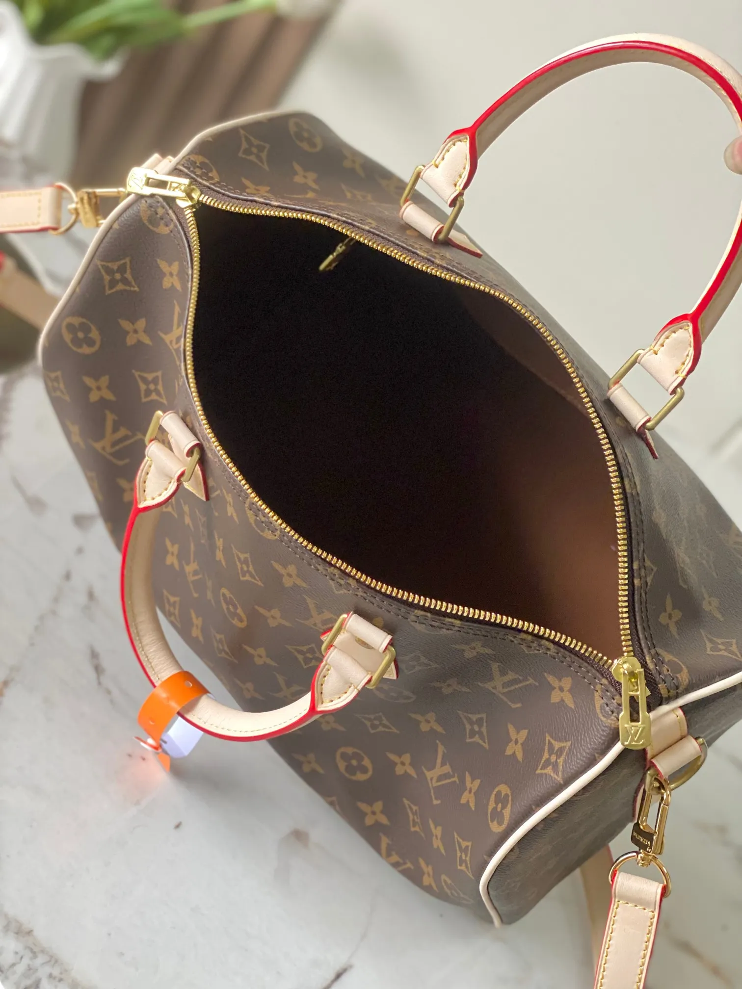💰840 Top original model 41111 flower SPEEDY 35 handbag Made of Damier Ebène canvas, the Speedy 35 handbag has a classic shape and exudes timeless elegance. The multi-functional shoulder strap can be used for hand carry, shoulder or cross-body wear, flexible and convenient. Size: 35x23x18cm