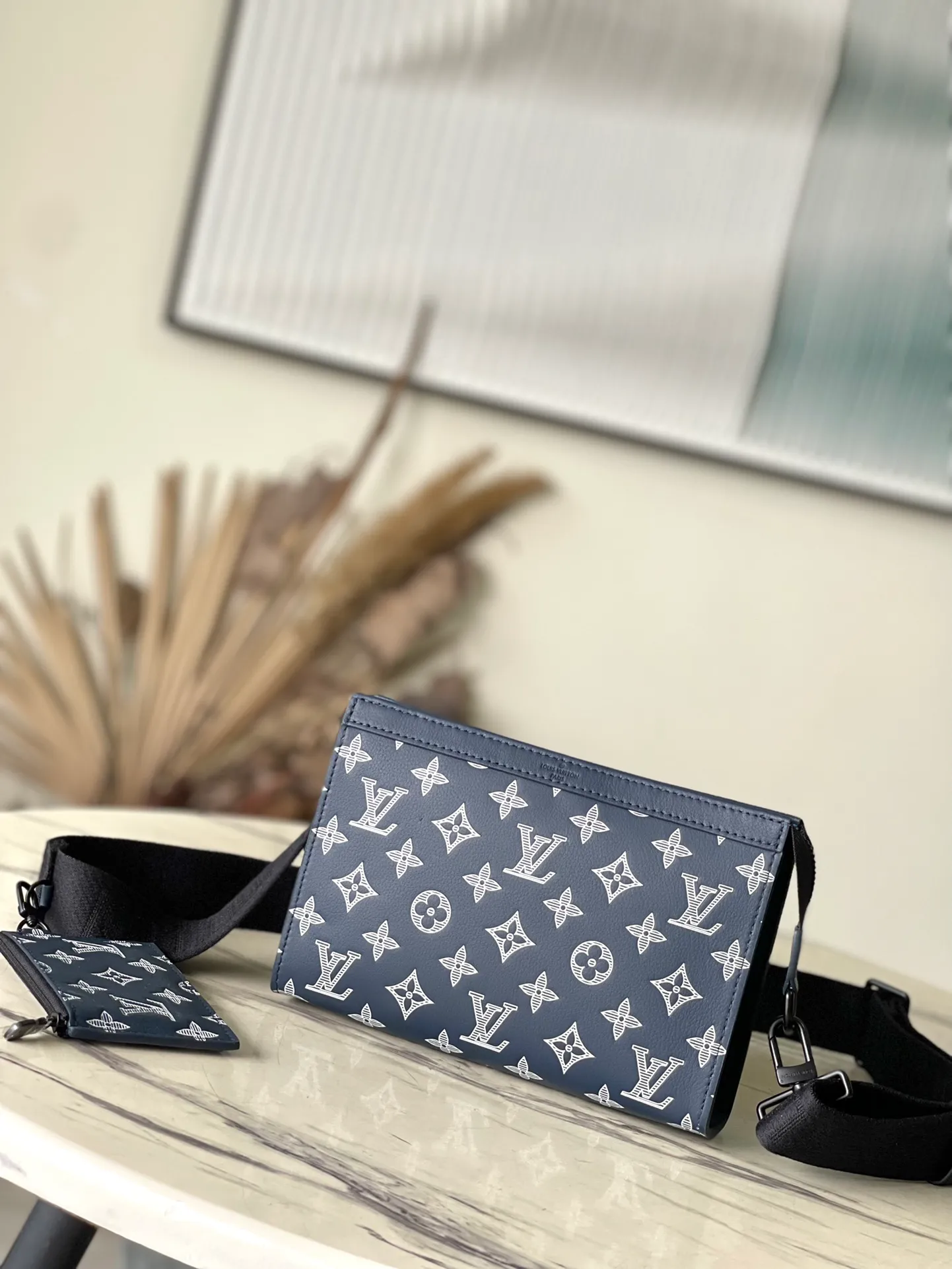 💰780 (top layer leather) top original order M83384 This Gaston mini handbag is made of Monogram Shadow cow leather, with a contrasting Monogram pattern to create a green urban style. The removable and adjustable fabric shoulder strap makes it easy to carry over the shoulder, and features a structured loop and removable card holder for contact-free payments. Dimensions: 22 × 14.5 × 4.5 cm