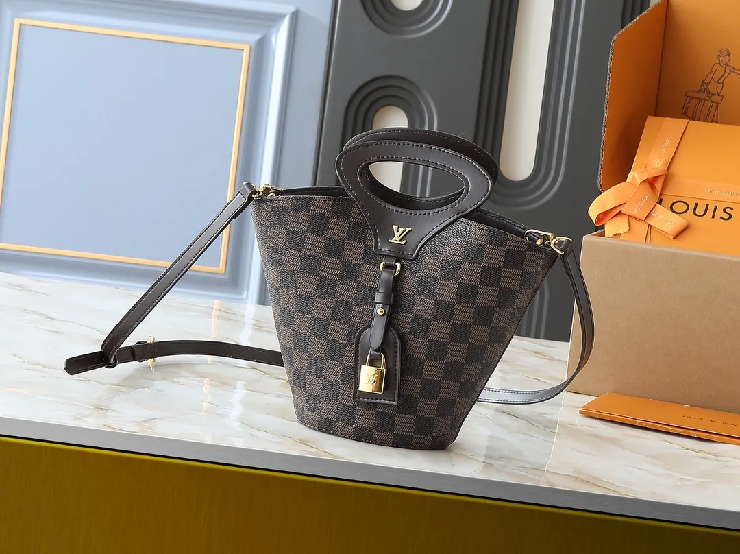💰240💰Upgraded from the original M14680. Nicolas Ghesquière presented the Rivage BB handbag at the 2025 spring and summer show. It is cut out of Monogram canvas in a bucket shape and reinterprets the Noctambule handbag launched by Louis Vuitton in 1999. The trunk-style handles, LV-engraved padlock and leather luggage tag add classic elements, and the shoulder strap makes it easy to carry cross-body. Dimensions: 12.0 x 18.0 x 7.0 cm (length x height x width)