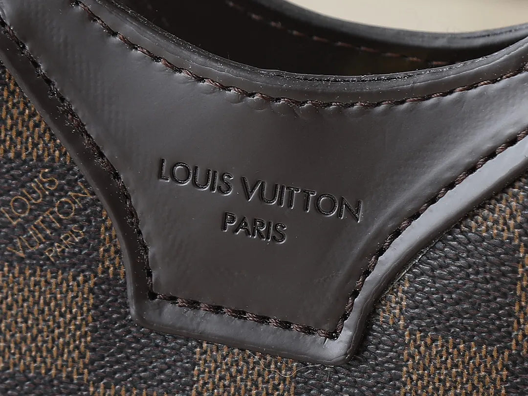 💰240💰Upgraded from the original M14680. Nicolas Ghesquière presented the Rivage BB handbag at the 2025 spring and summer show. It is cut out of Monogram canvas in a bucket shape and reinterprets the Noctambule handbag launched by Louis Vuitton in 1999. The trunk-style handles, LV-engraved padlock and leather luggage tag add classic elements, and the shoulder strap makes it easy to carry cross-body. Dimensions: 12.0 x 18.0 x 7.0 cm (length x height x width)