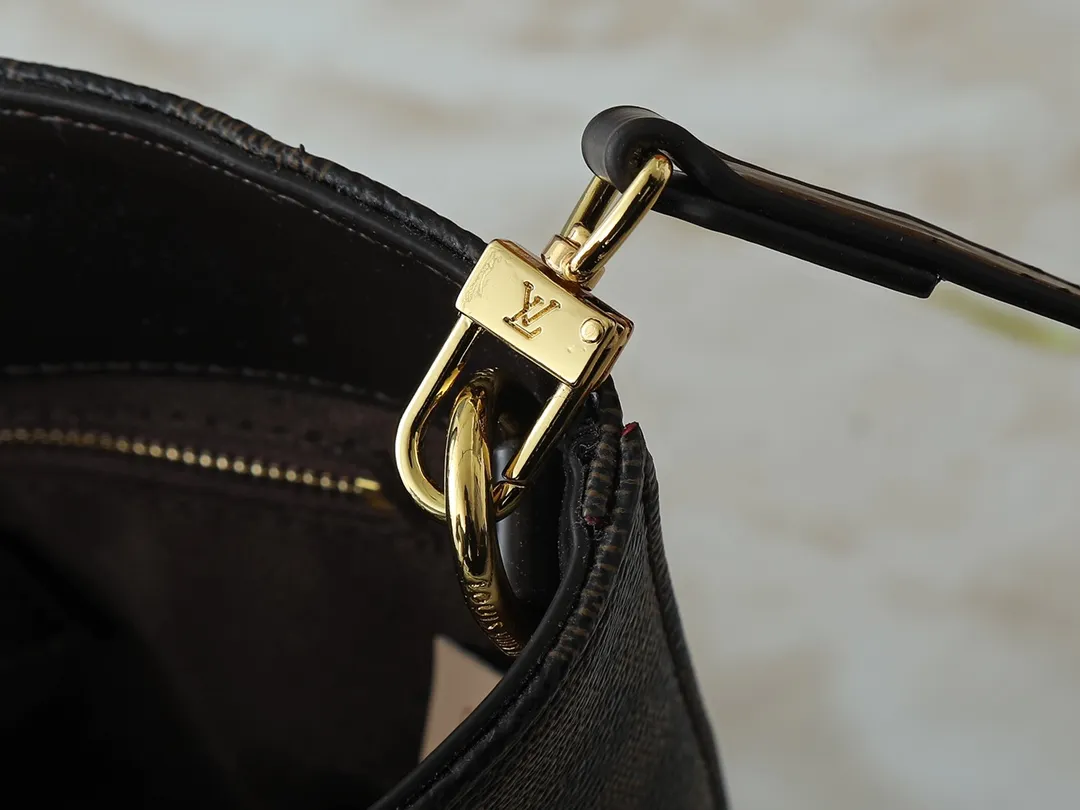 💰240💰Upgraded from the original M14680. Nicolas Ghesquière presented the Rivage BB handbag at the 2025 spring and summer show. It is cut out of Monogram canvas in a bucket shape and reinterprets the Noctambule handbag launched by Louis Vuitton in 1999. The trunk-style handles, LV-engraved padlock and leather luggage tag add classic elements, and the shoulder strap makes it easy to carry cross-body. Dimensions: 12.0 x 18.0 x 7.0 cm (length x height x width)