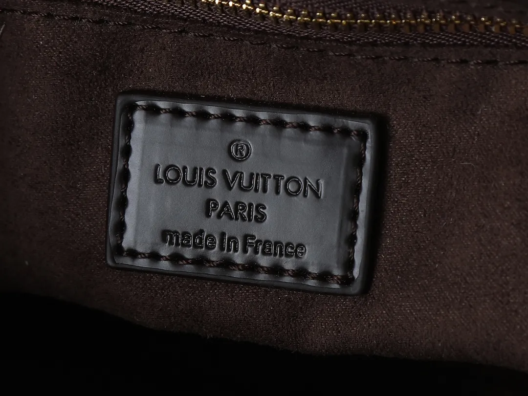 💰240💰Upgraded from the original M14680. Nicolas Ghesquière presented the Rivage BB handbag at the 2025 spring and summer show. It is cut out of Monogram canvas in a bucket shape and reinterprets the Noctambule handbag launched by Louis Vuitton in 1999. The trunk-style handles, LV-engraved padlock and leather luggage tag add classic elements, and the shoulder strap makes it easy to carry cross-body. Dimensions: 12.0 x 18.0 x 7.0 cm (length x height x width)