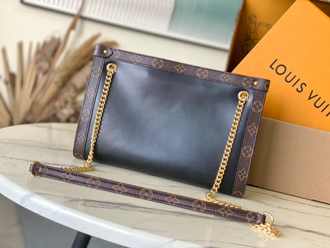 💰1100 Top original order M13140 The Nova small handbag is launched at the 2025 Cruise early spring show, which makes the graceful cow leather show a subtle mirror effect, combining both straightforward style and leisurely elegance. The LV nameplate and Monogram canvas trim add classic elements, and the dazzling sliding chain makes it easy to create a refined look. Dimensions: 31 × 20 × 9 cm